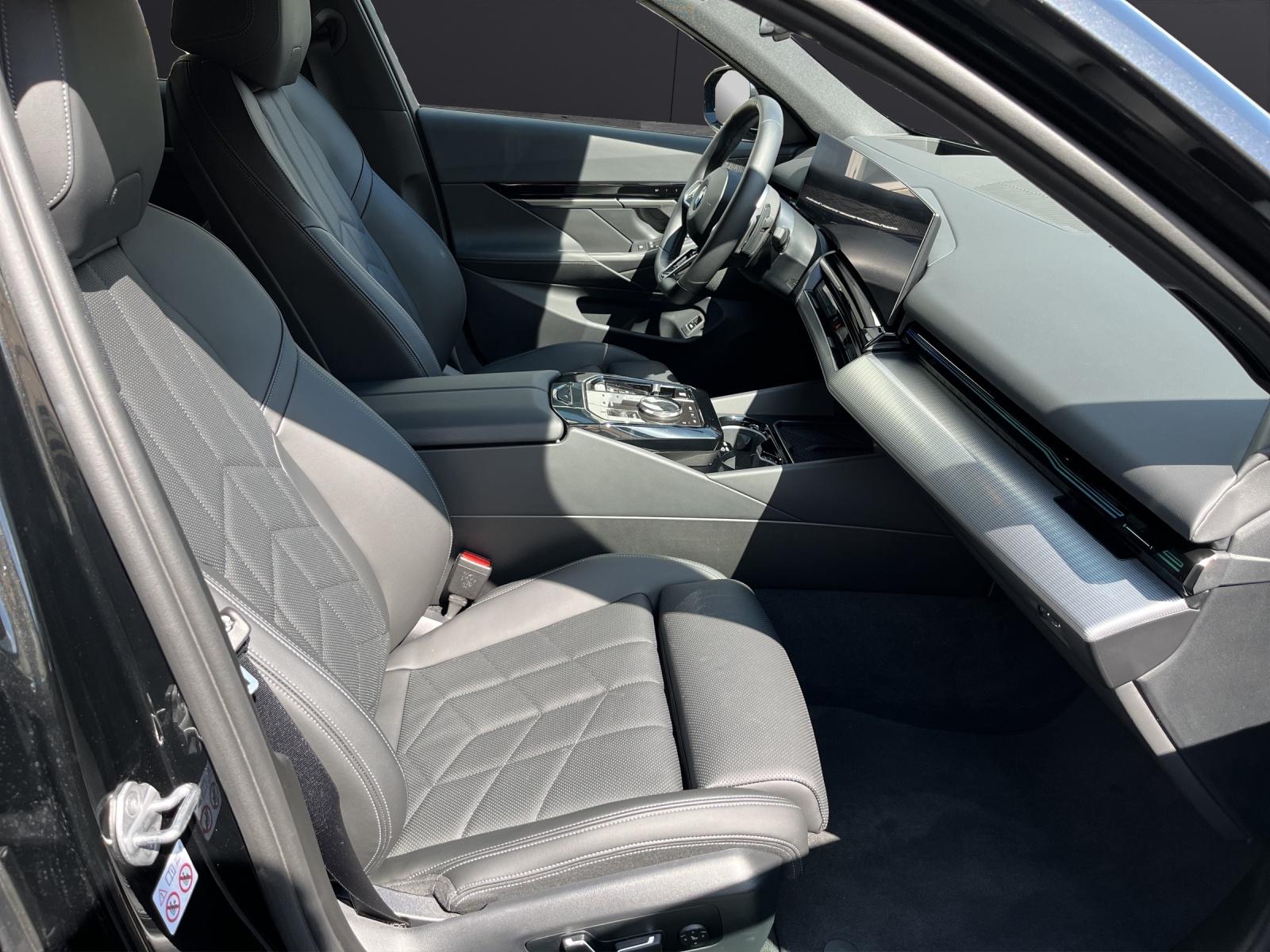 BMW 520d xDrive Touring-image-14