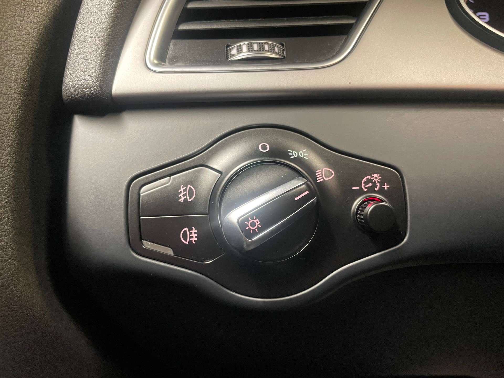 AUDI A4 Limousine 1.8 TFSI multitronic (29)-image-15