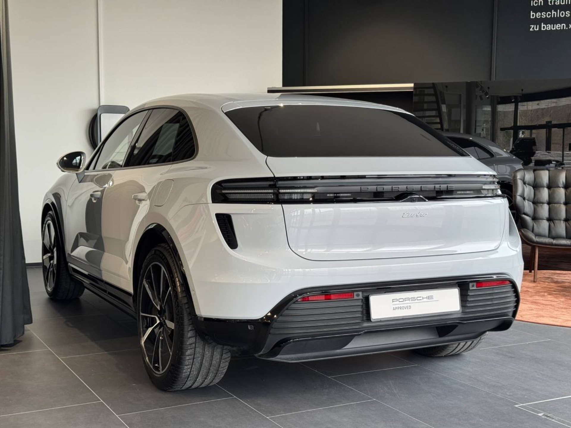 PORSCHE Macan Turbo-image-2