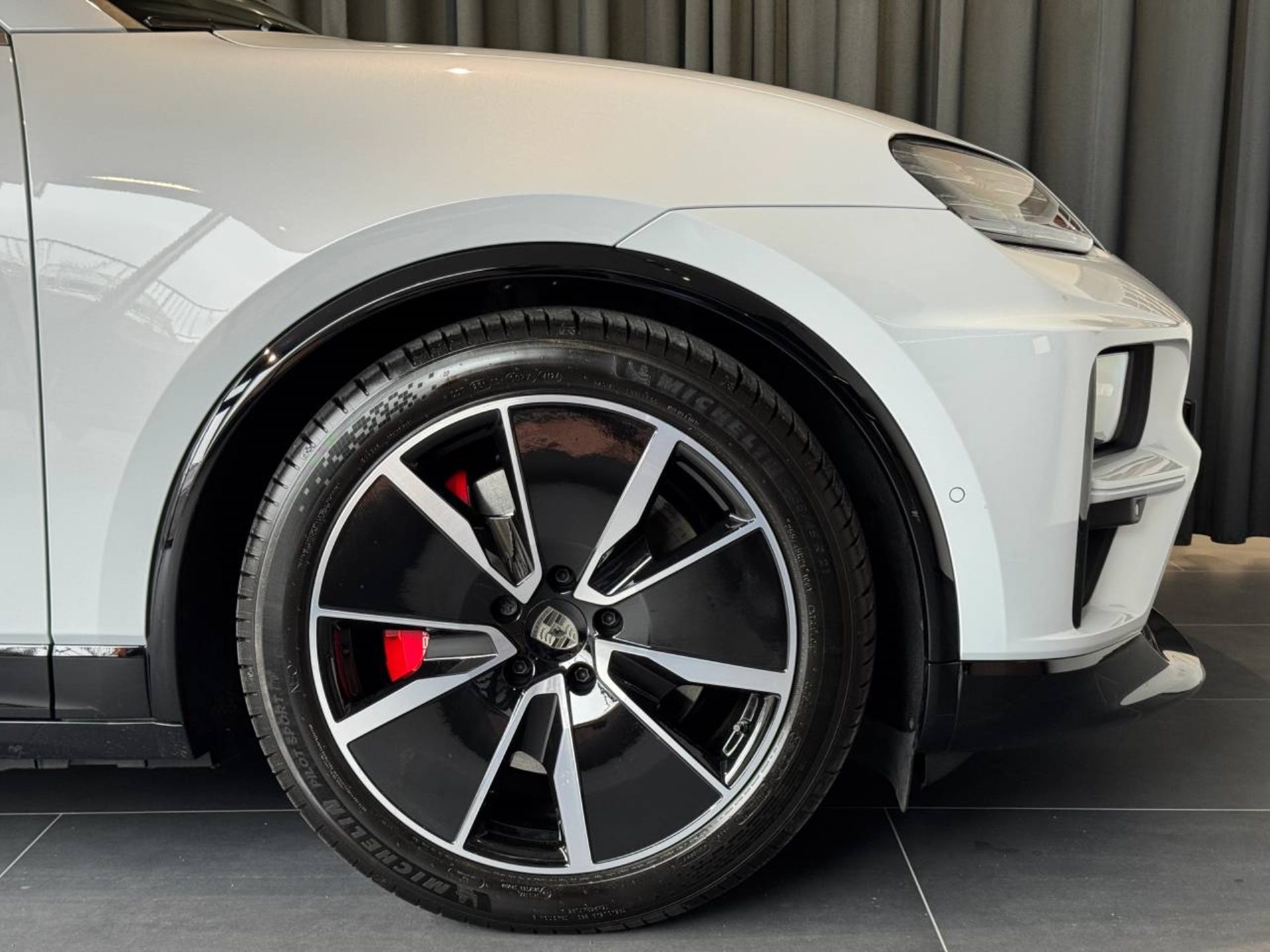 PORSCHE Macan Turbo-image-13