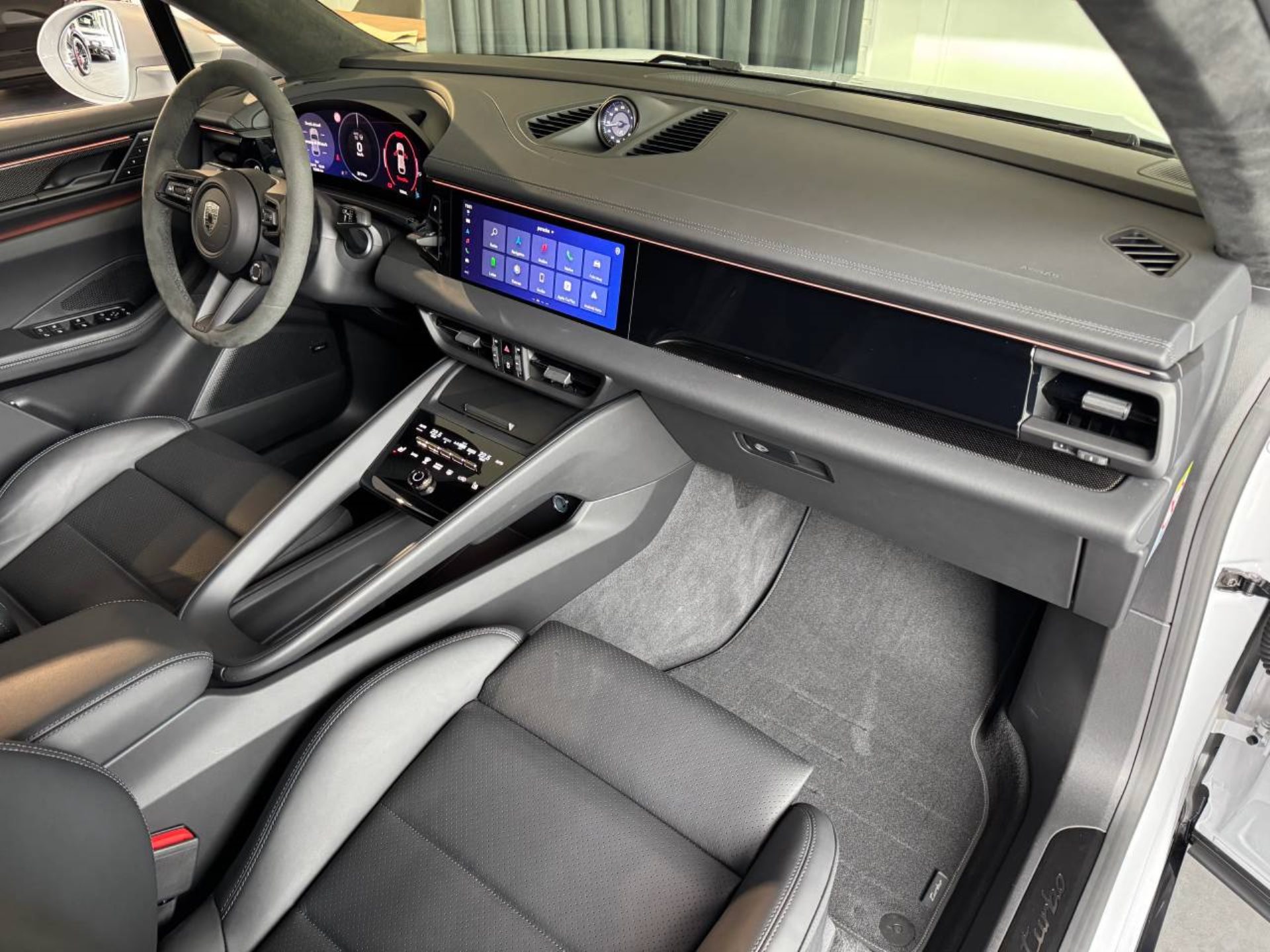 PORSCHE Macan Turbo-image-23