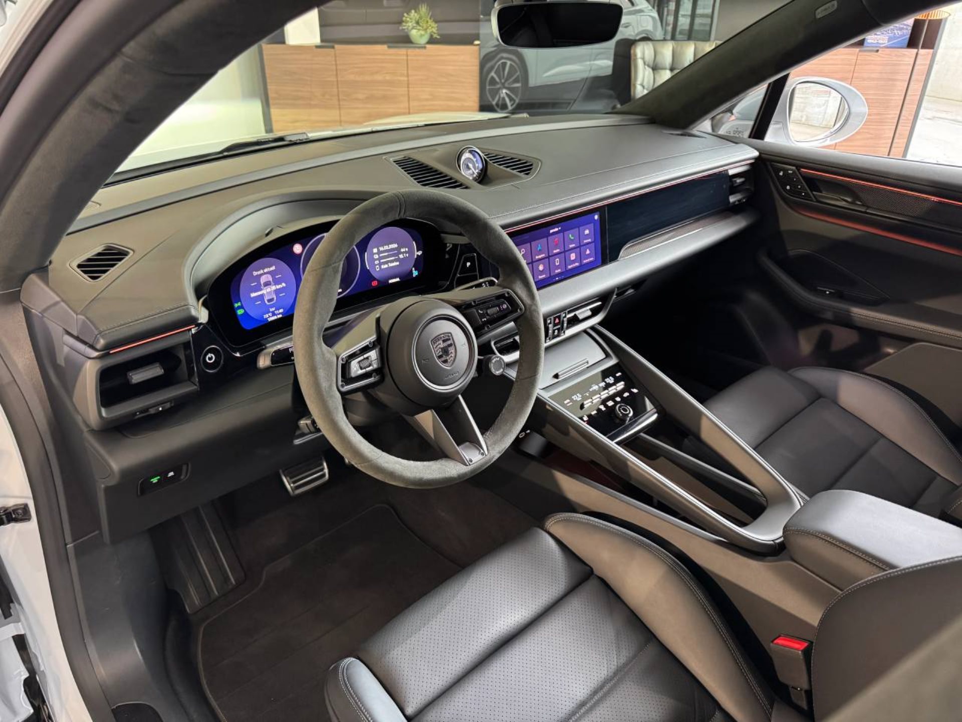 PORSCHE Macan Turbo-image-14