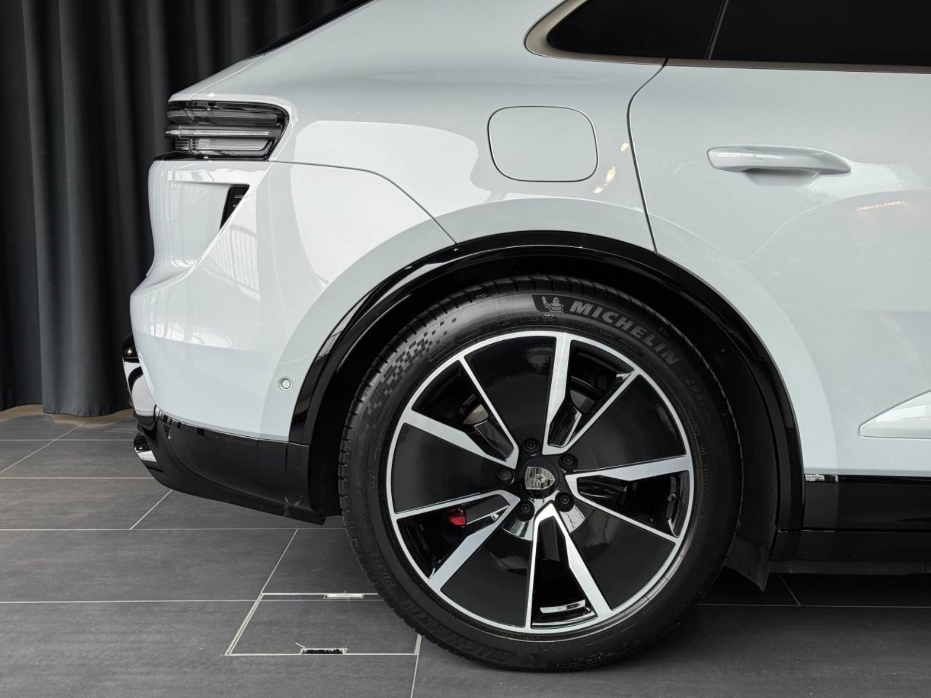 PORSCHE Macan Turbo-image-12