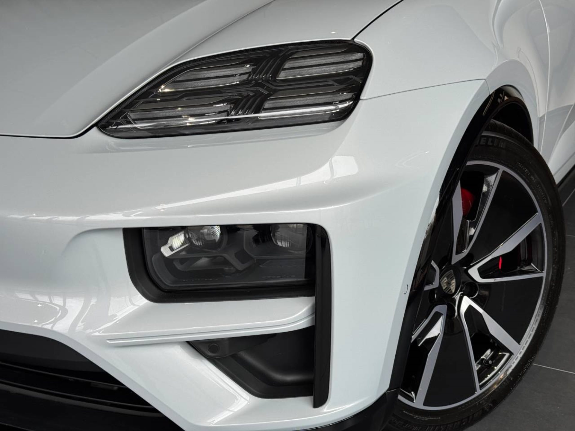 PORSCHE Macan Turbo-image-40