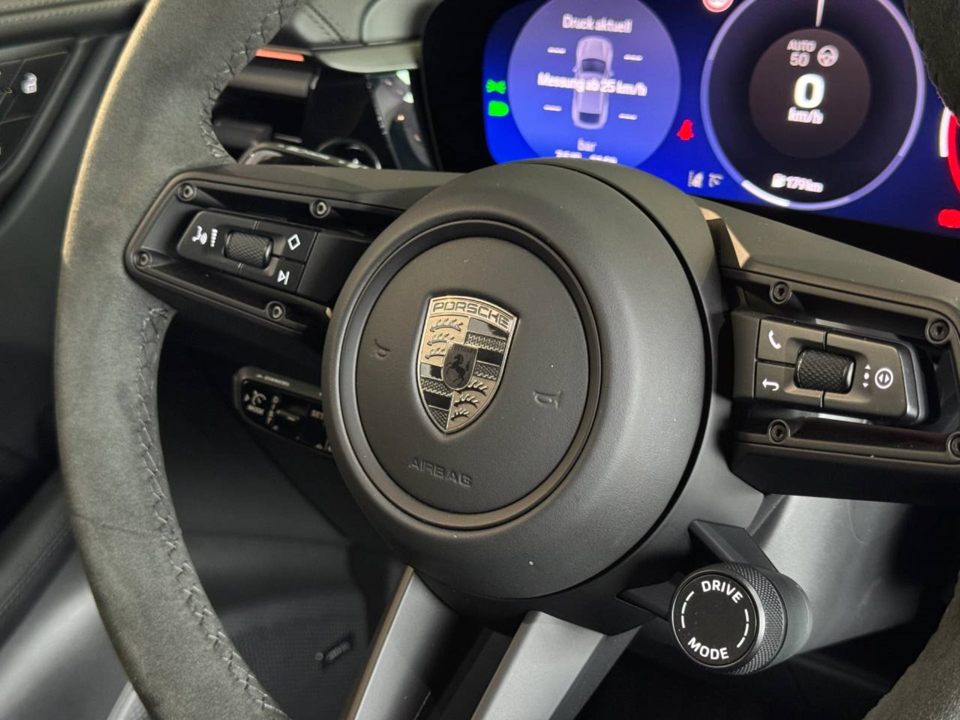 PORSCHE Macan Turbo-image-38