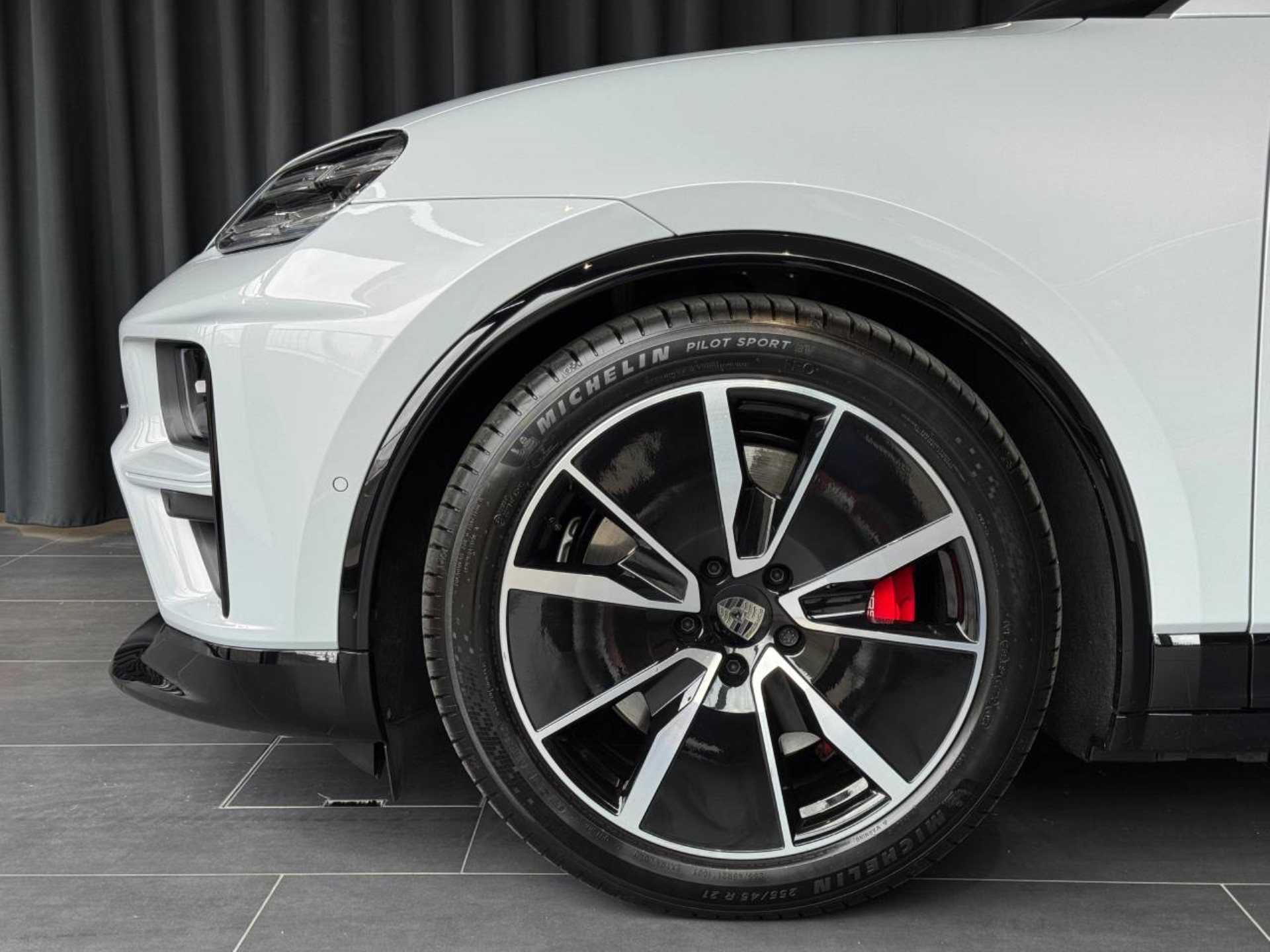 PORSCHE Macan Turbo-image-10