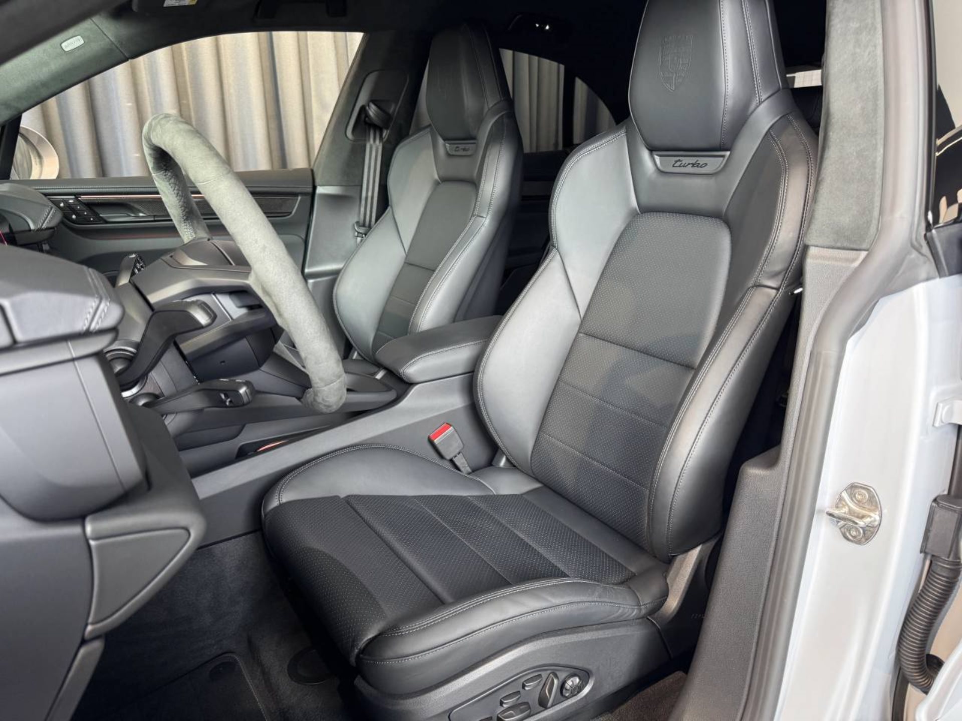 PORSCHE Macan Turbo-image-4