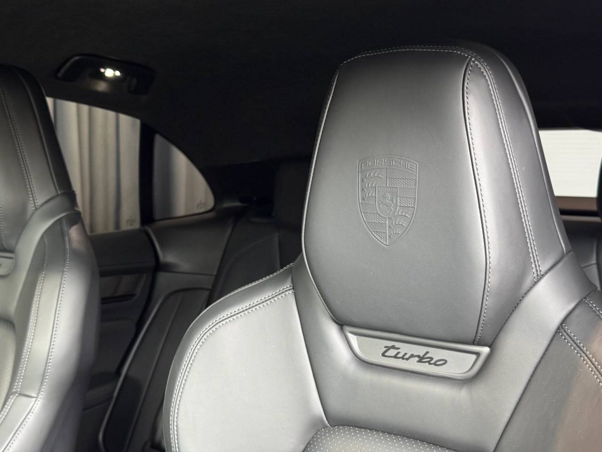 PORSCHE Macan Turbo-image-34