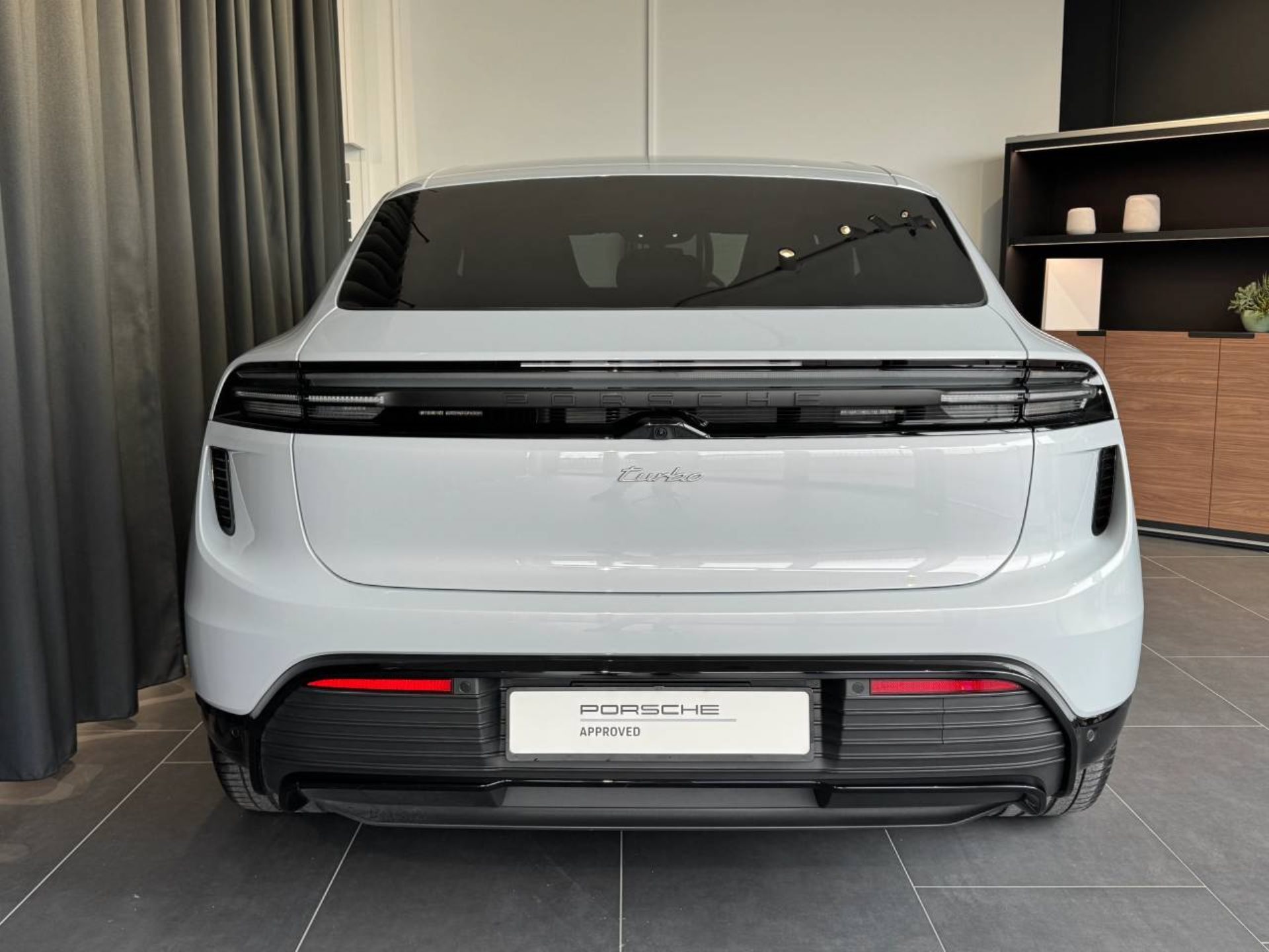 PORSCHE Macan Turbo-image-6