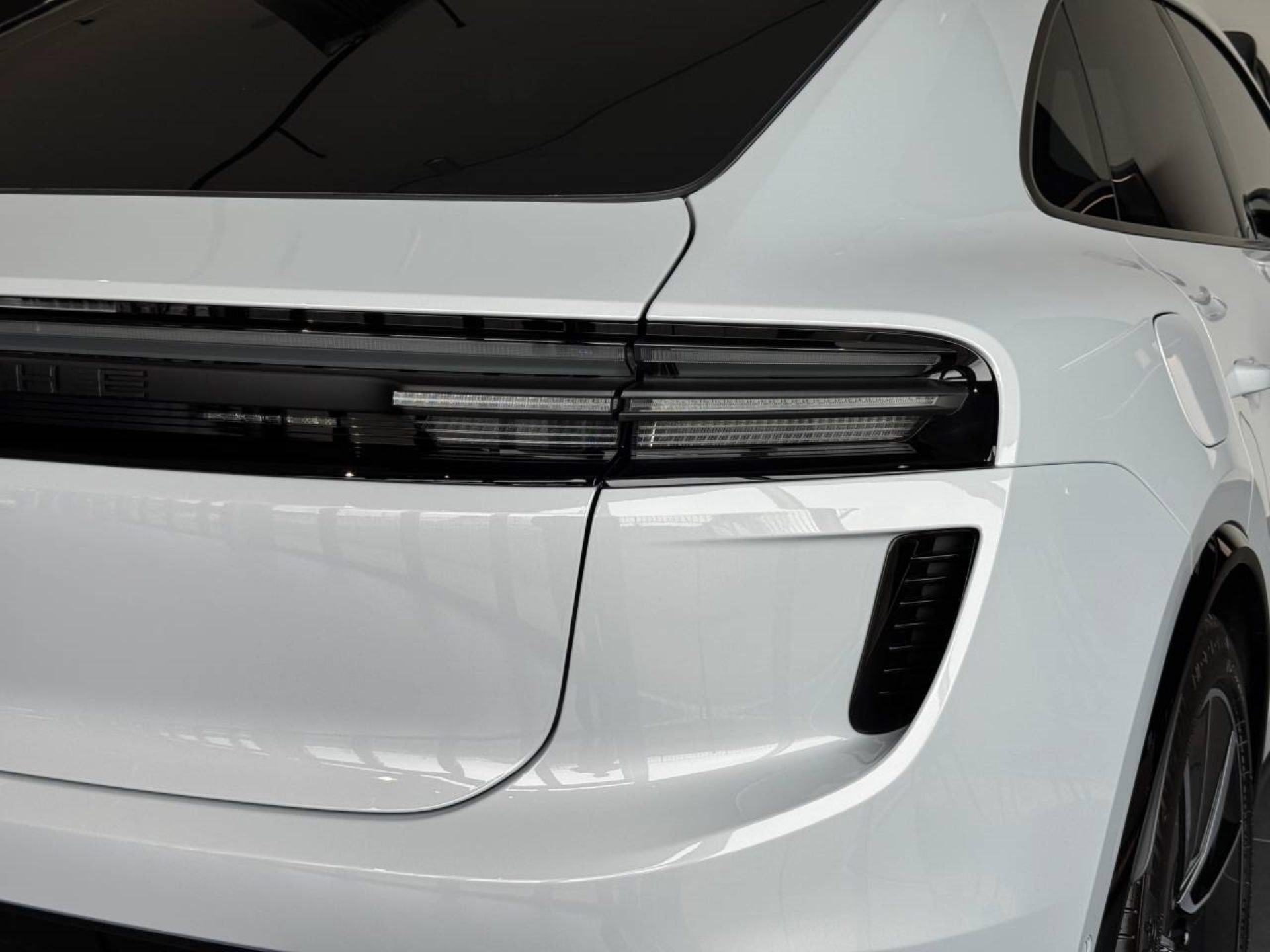 PORSCHE Macan Turbo-image-45