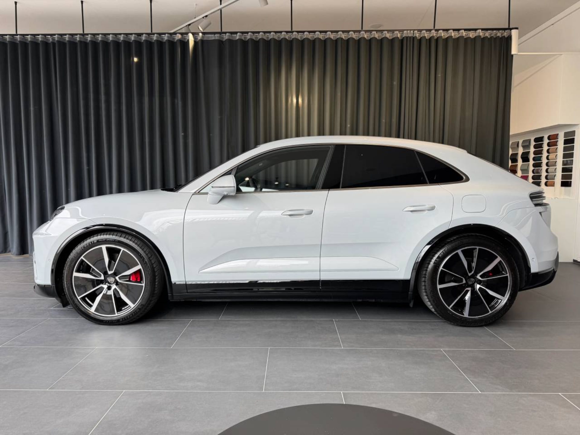 PORSCHE Macan Turbo-image-1
