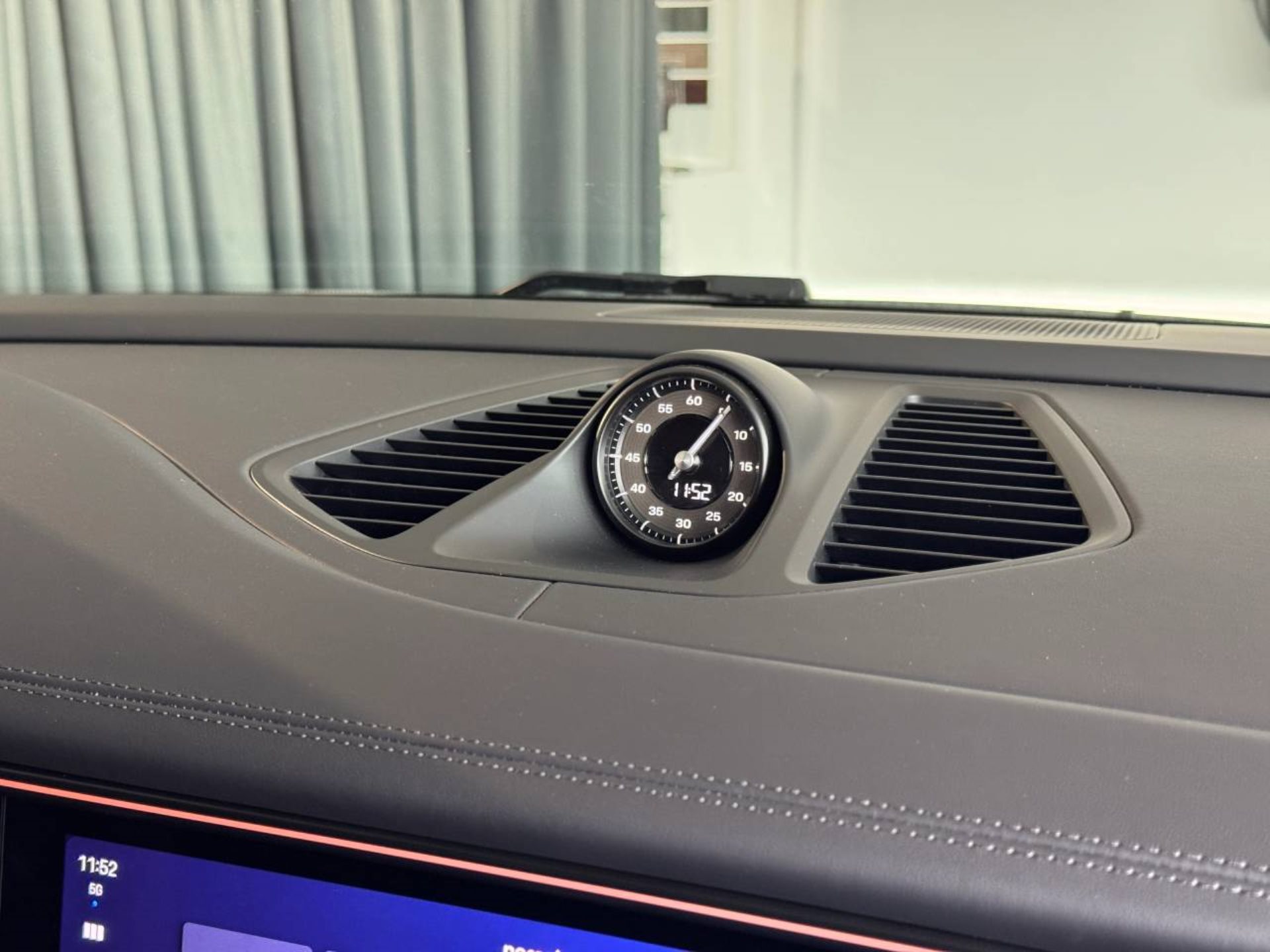 PORSCHE Macan Turbo-image-21
