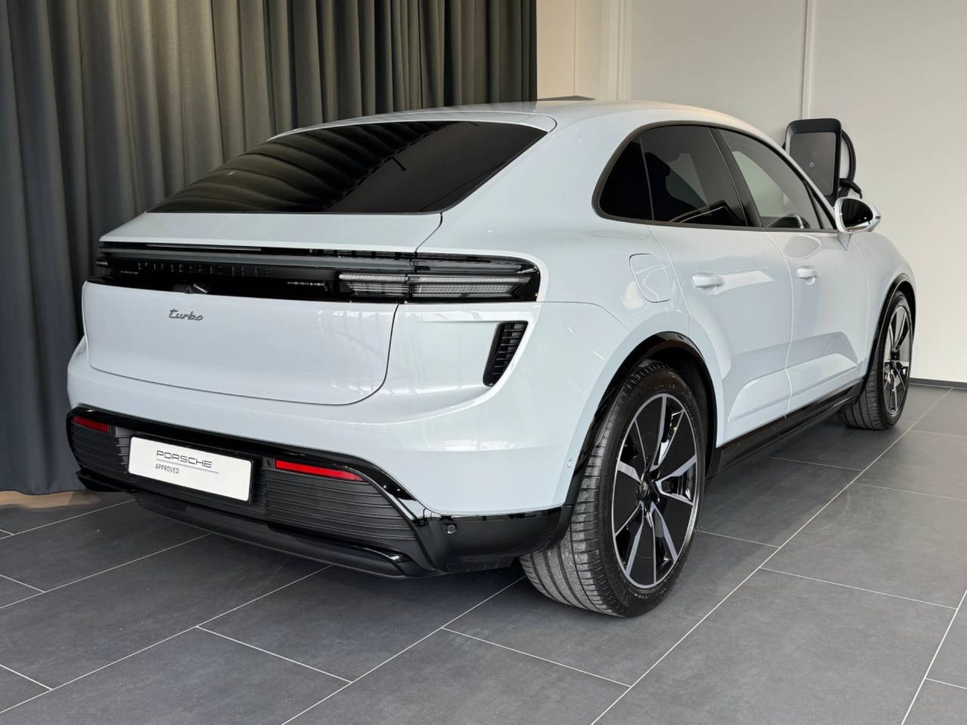 PORSCHE Macan Turbo-image-9