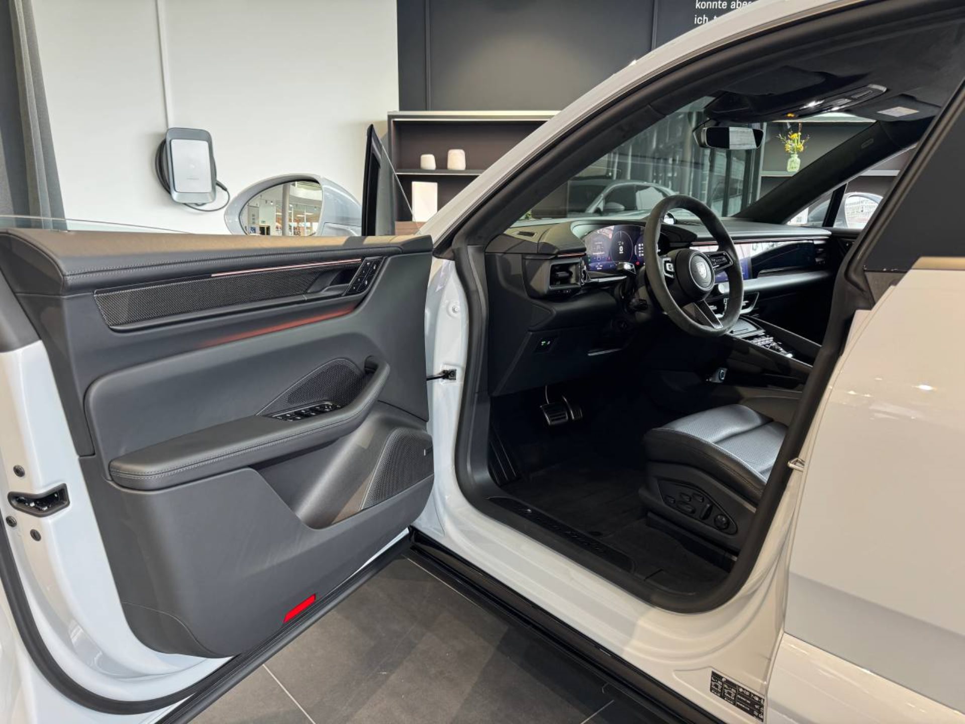 PORSCHE Macan Turbo-image-3