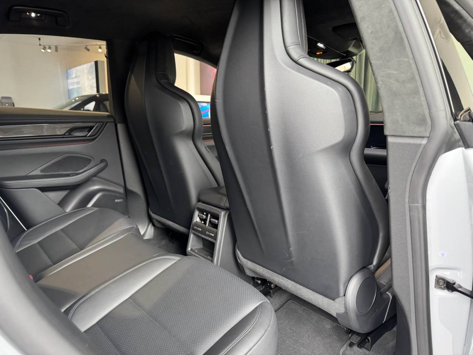PORSCHE Macan Turbo-image-30