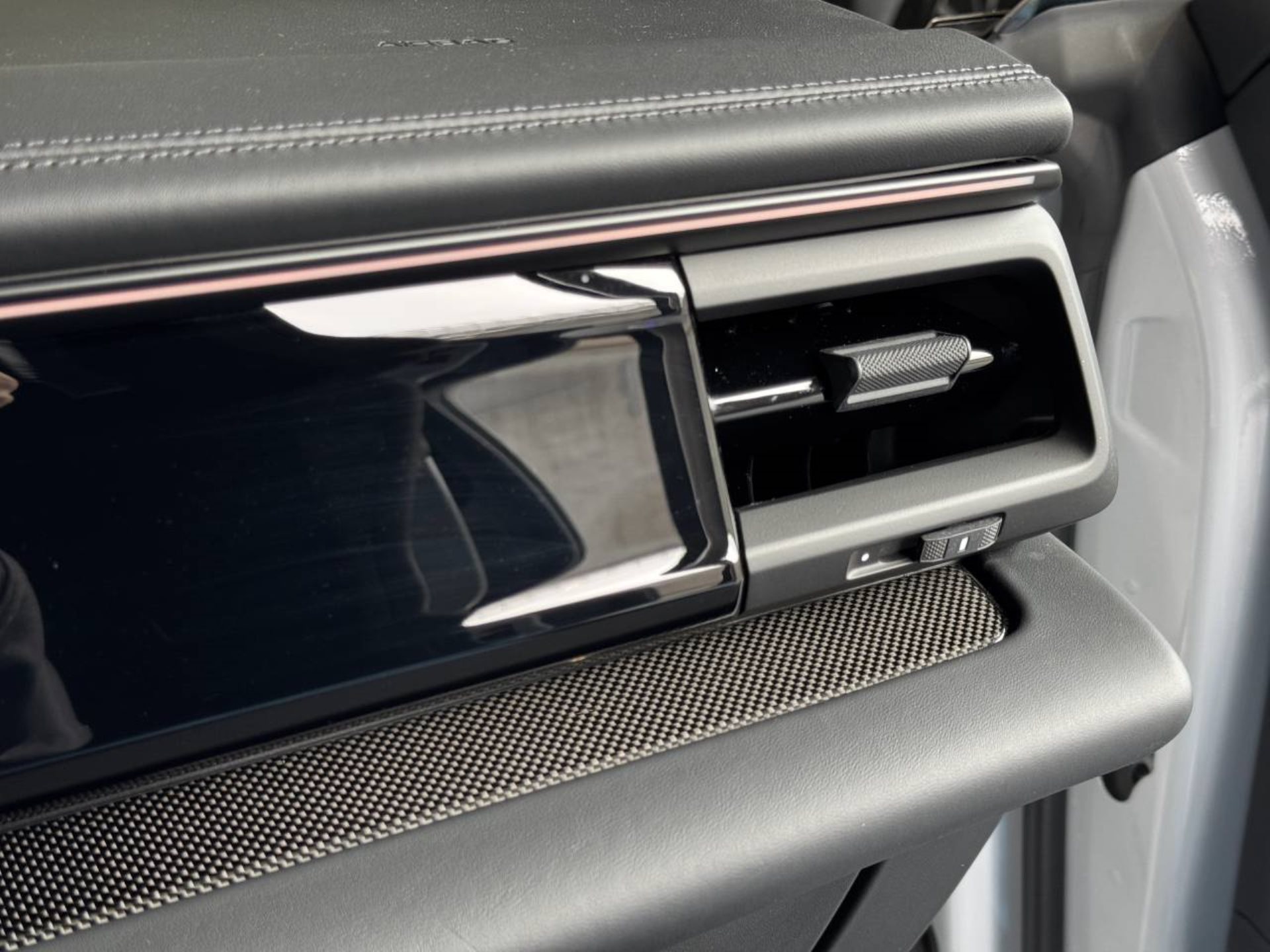 PORSCHE Macan Turbo-image-37