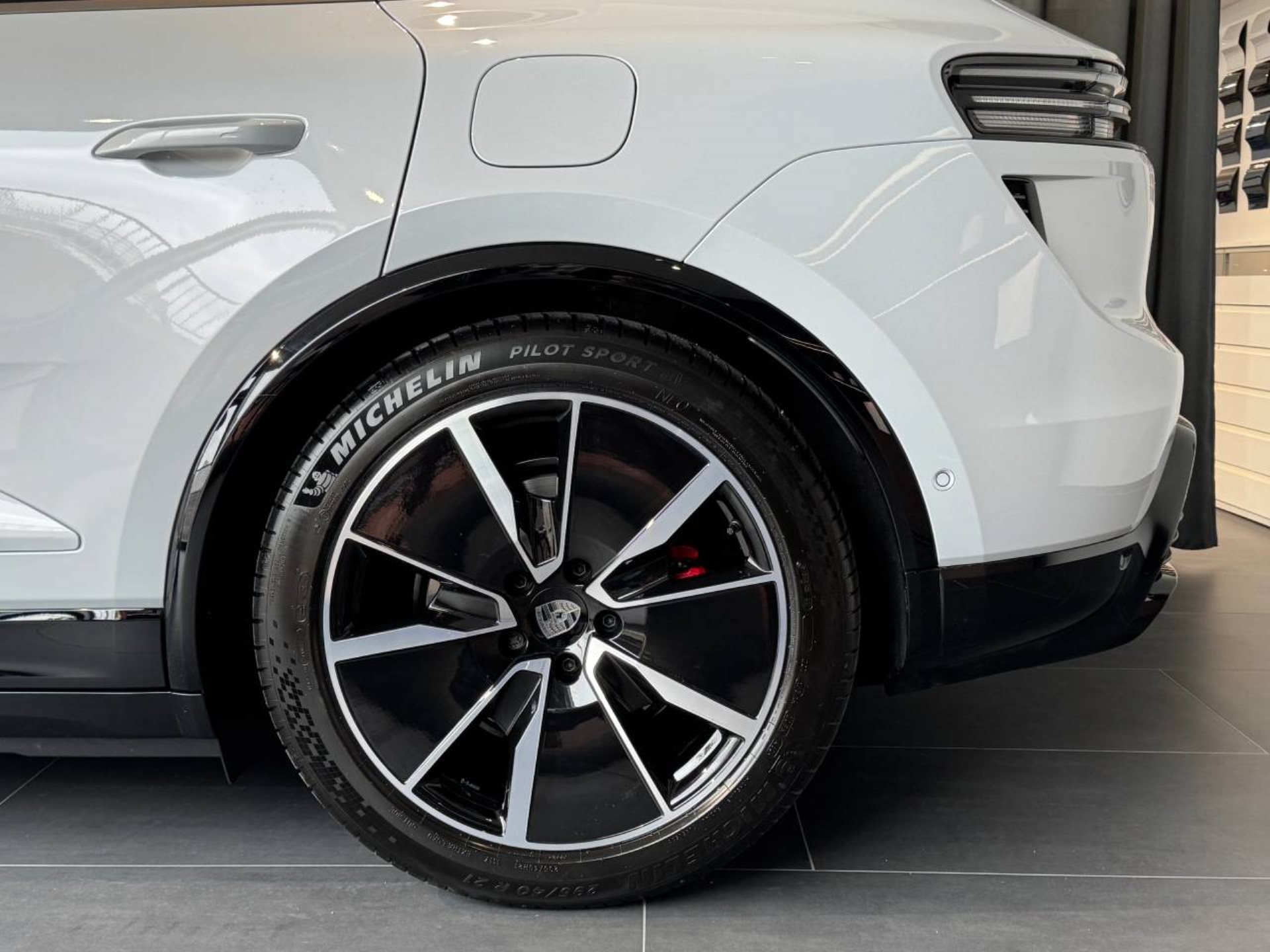 PORSCHE Macan Turbo-image-11