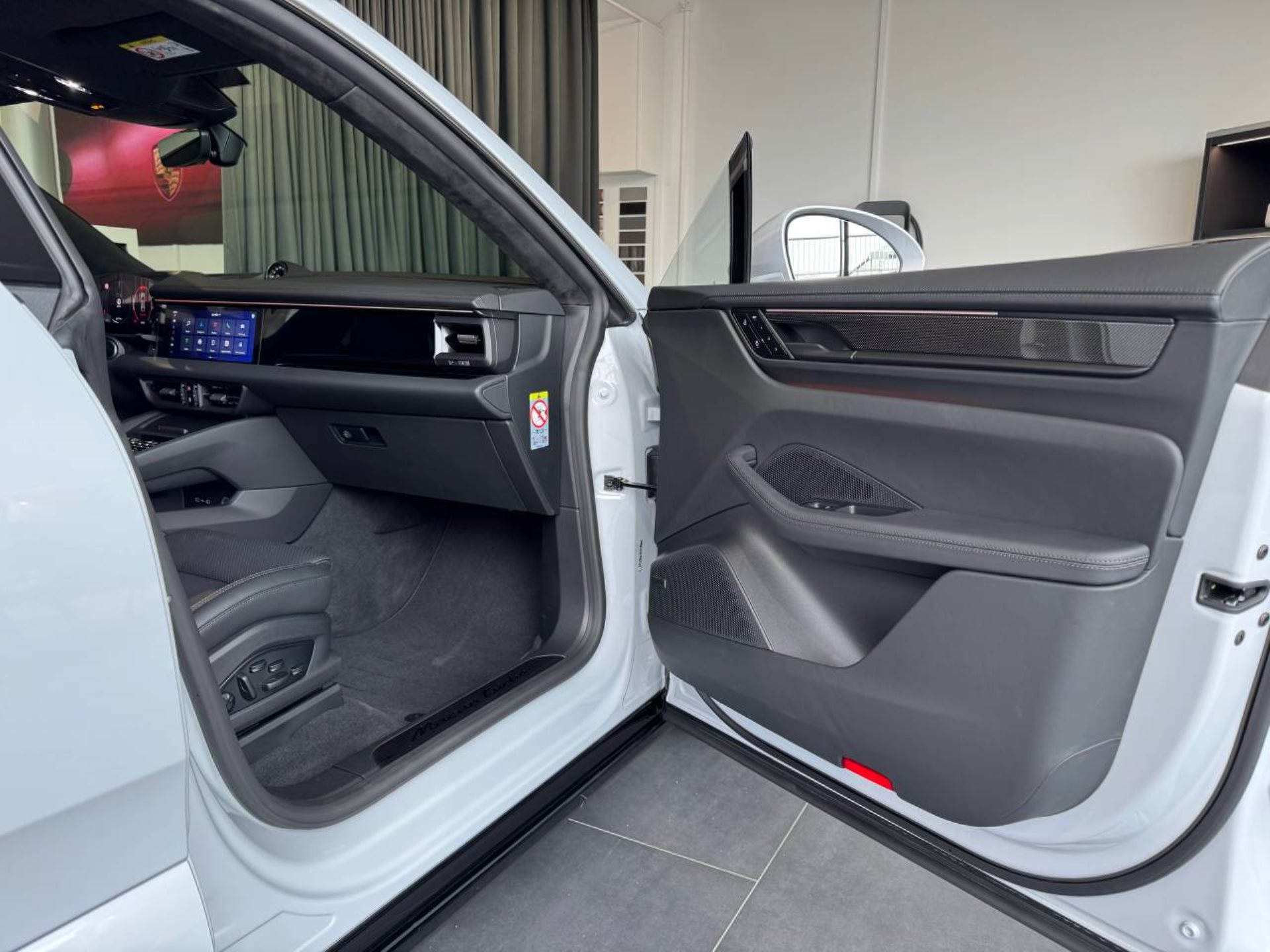 PORSCHE Macan Turbo-image-25