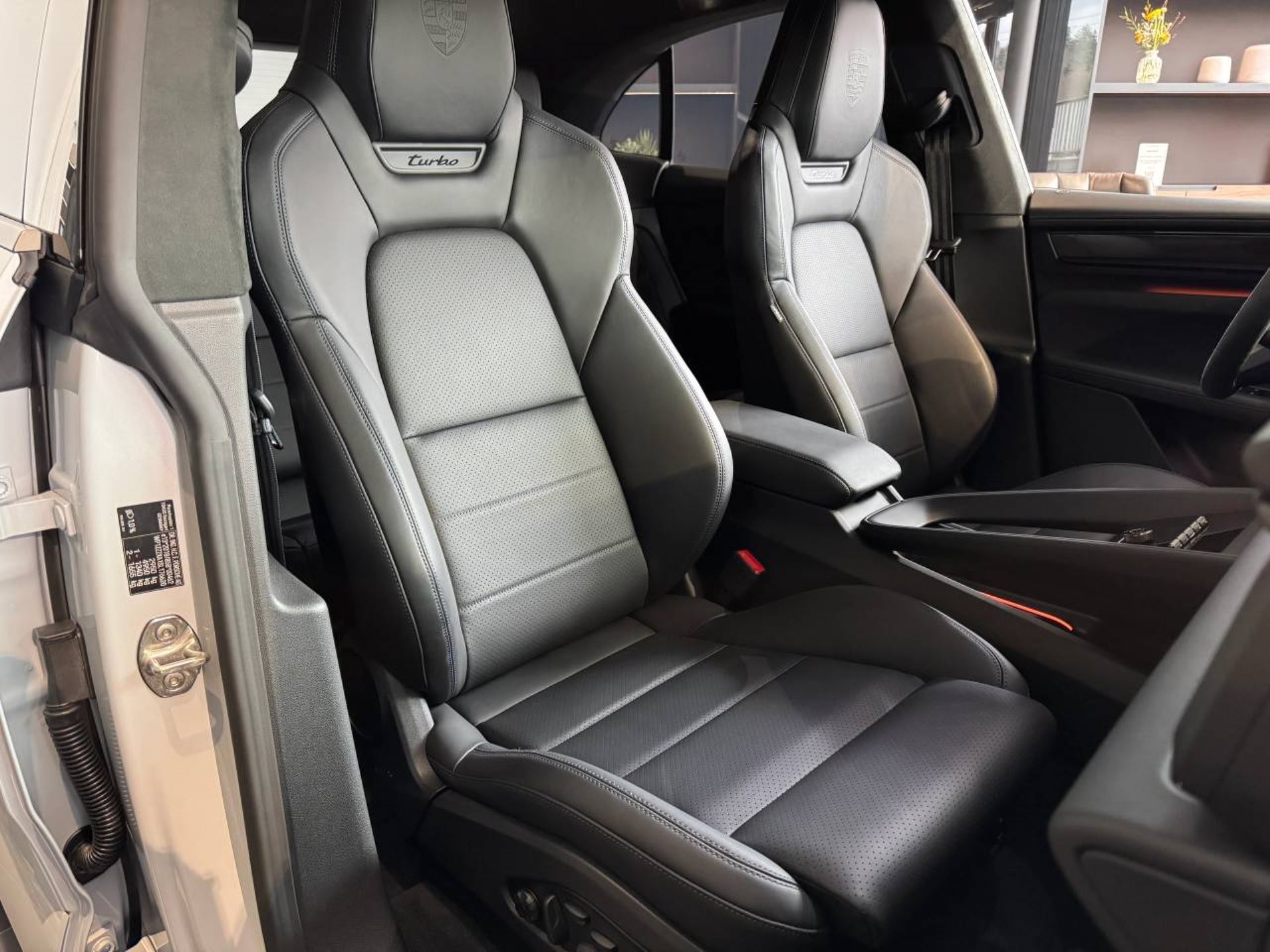 PORSCHE Macan Turbo-image-24