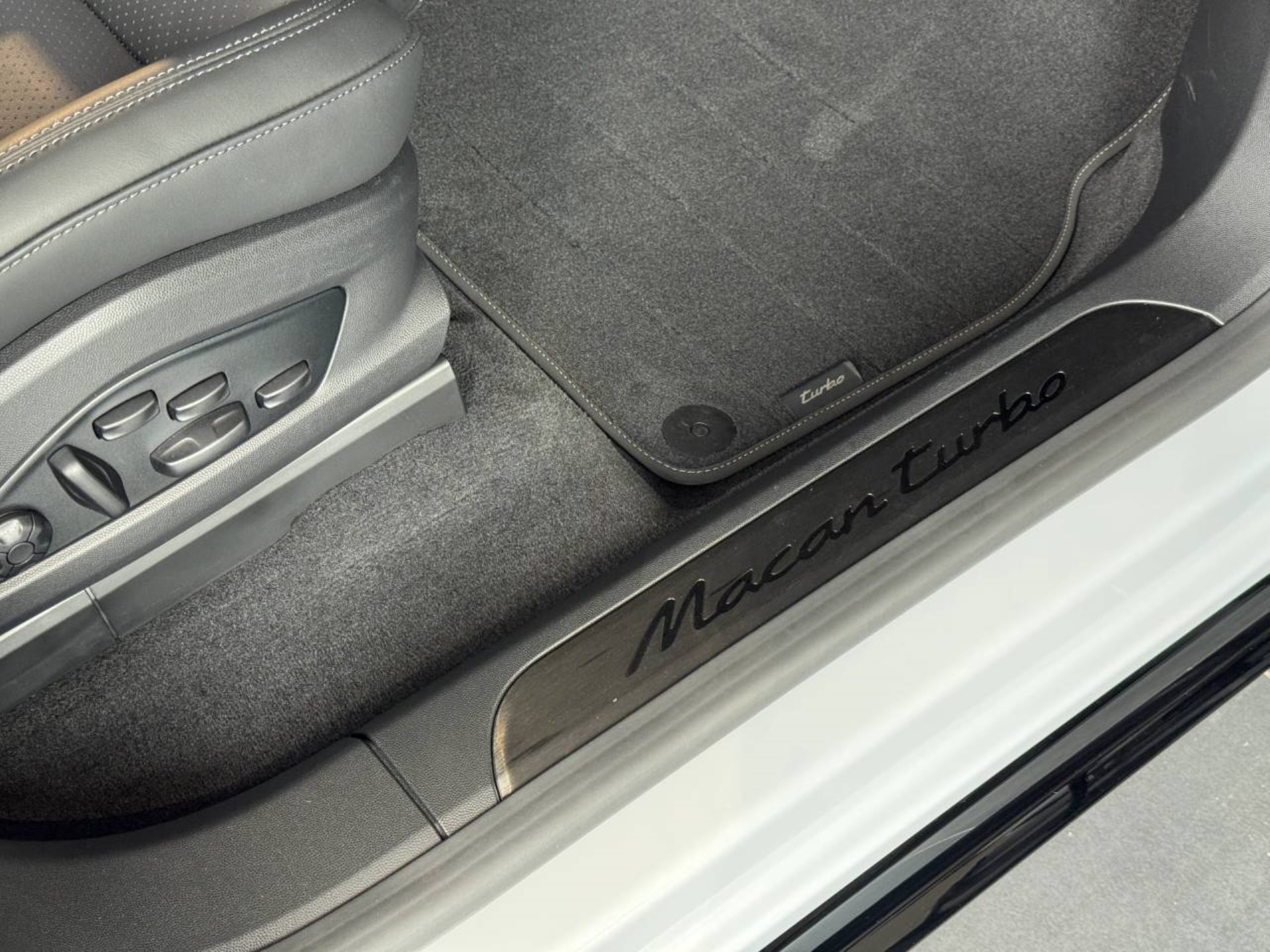 PORSCHE Macan Turbo-image-28