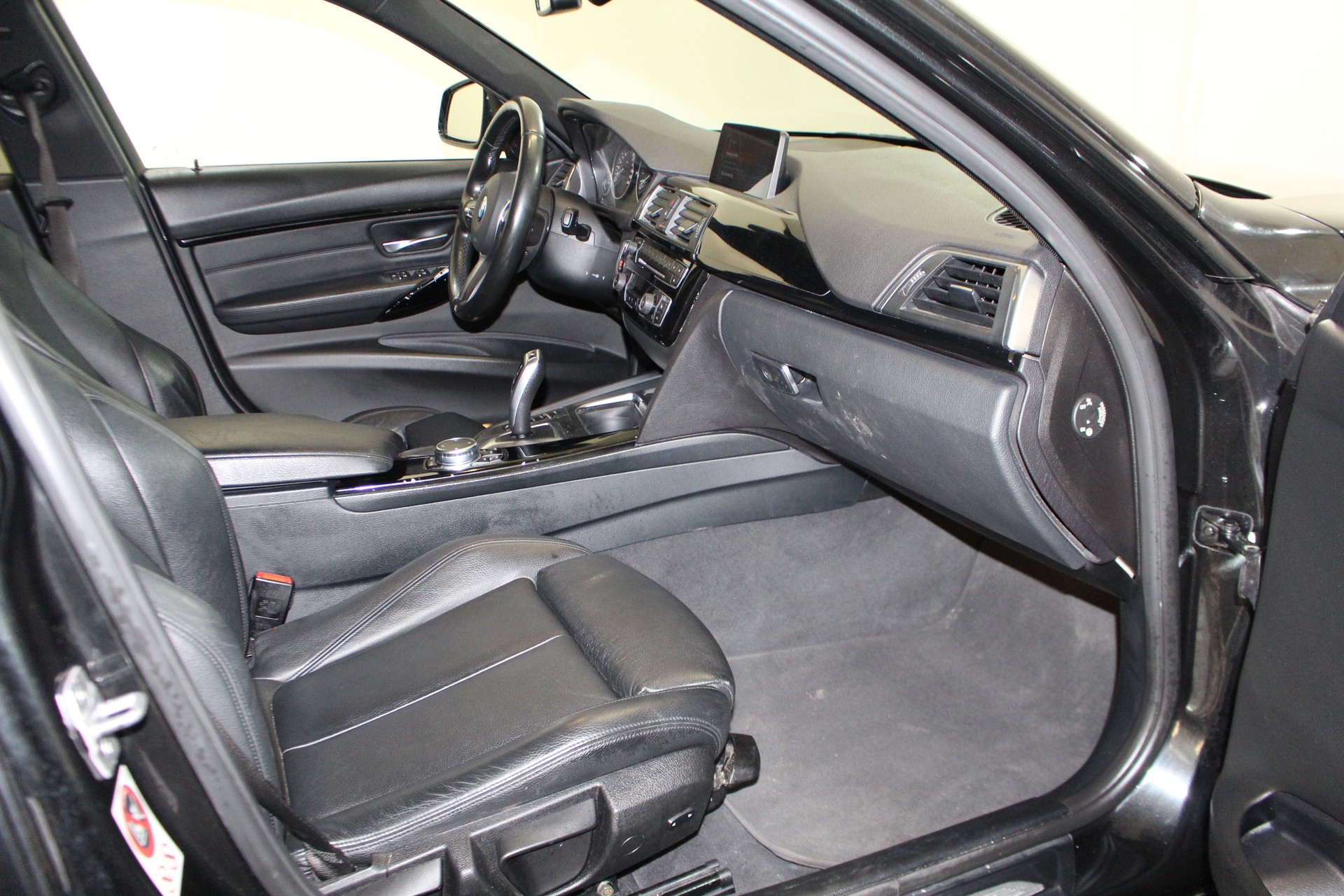 BMW 320d xDrive SAG Touring-image-10
