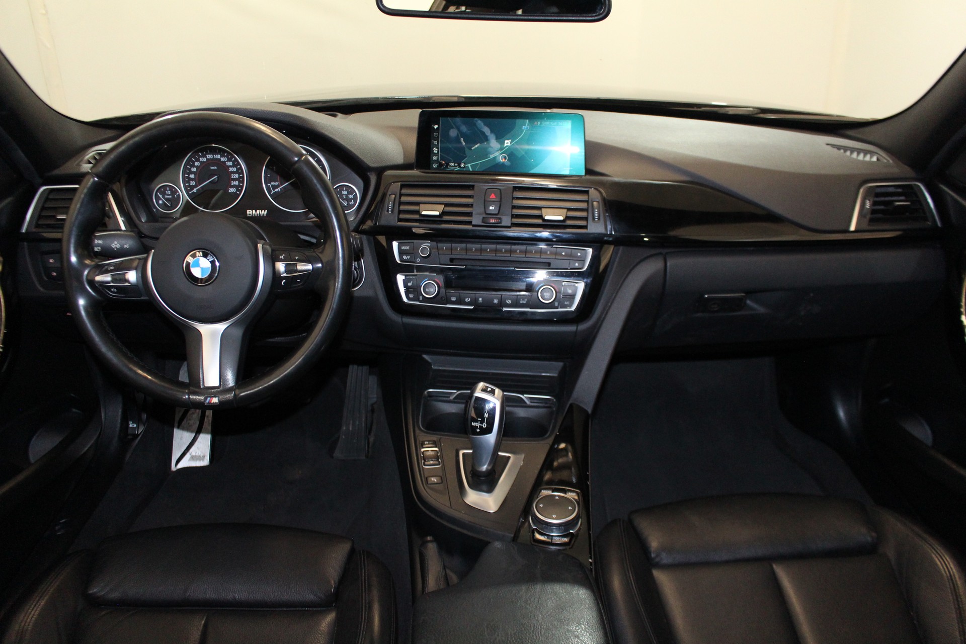 BMW 320d xDrive SAG Touring-image-12