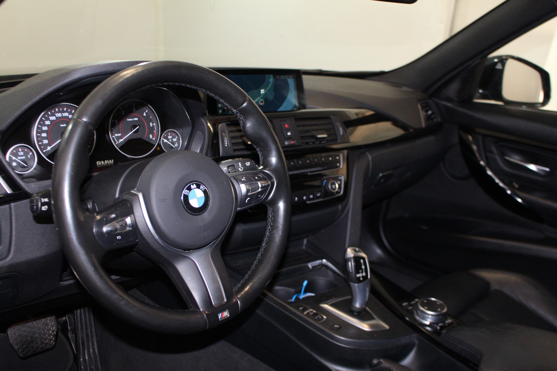 BMW 320d xDrive SAG Touring-image-11