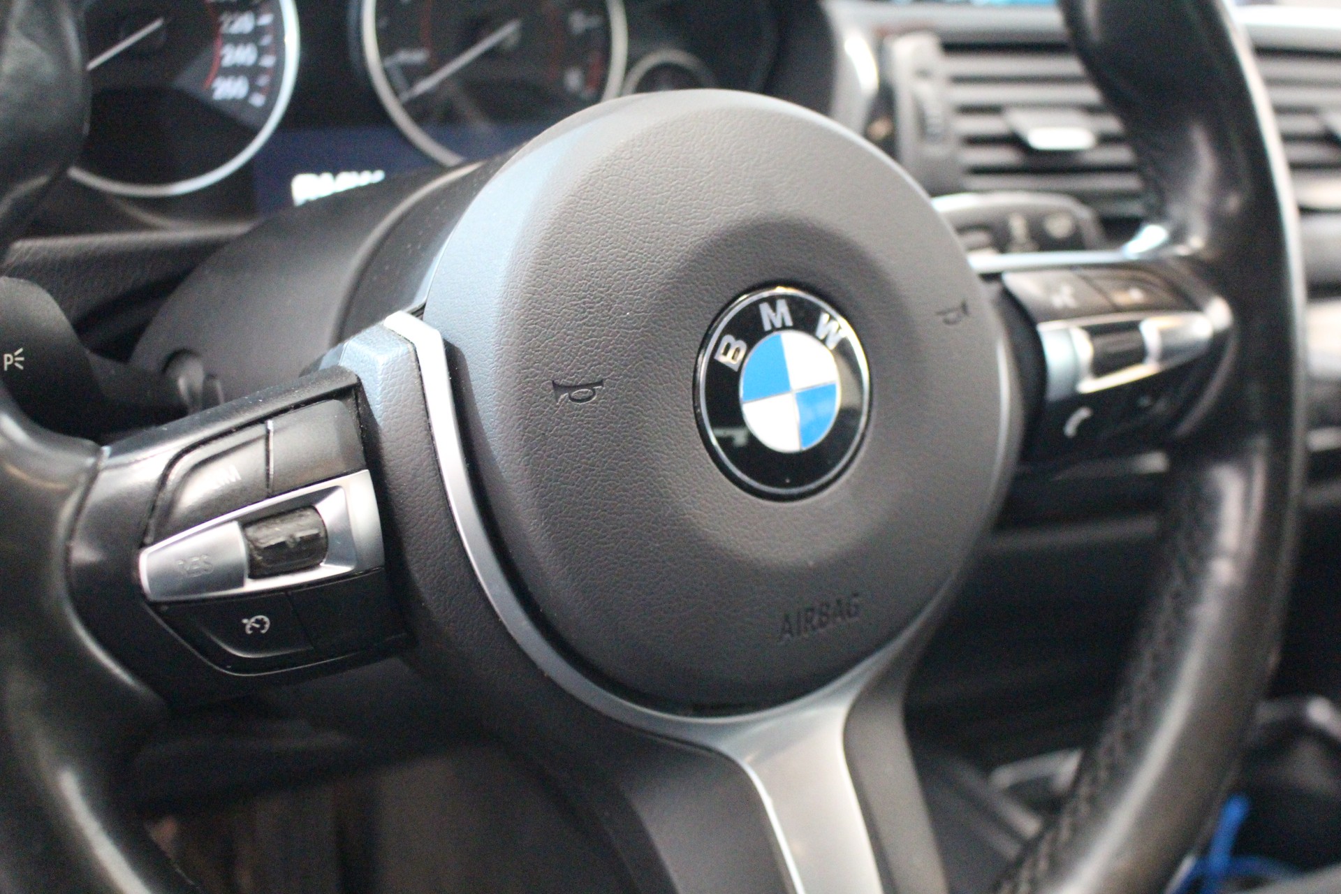 BMW 320d xDrive SAG Touring-image-13