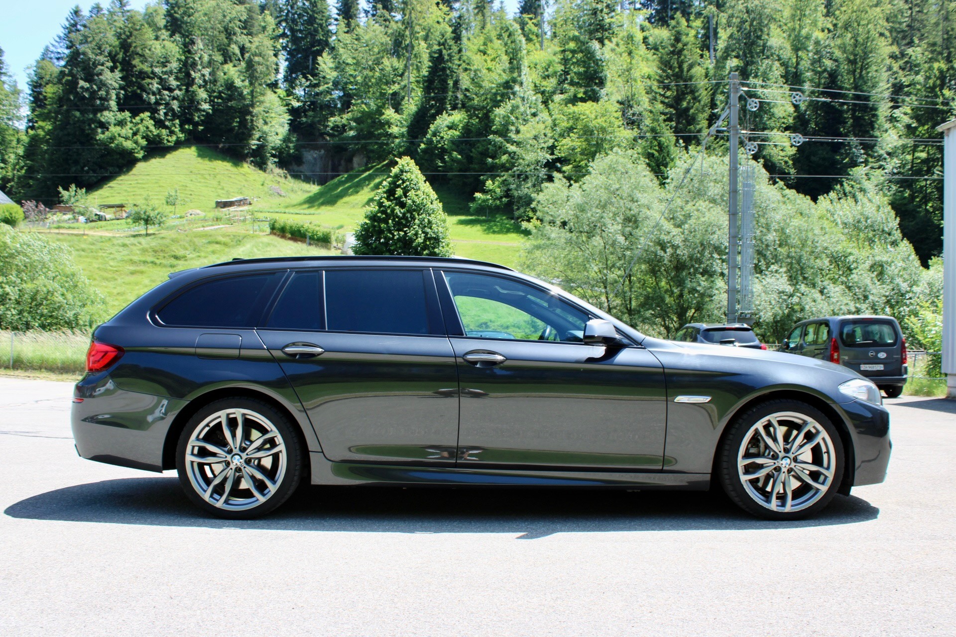 BMW M550d xDrive Touring Steptronic-showroom-element-3