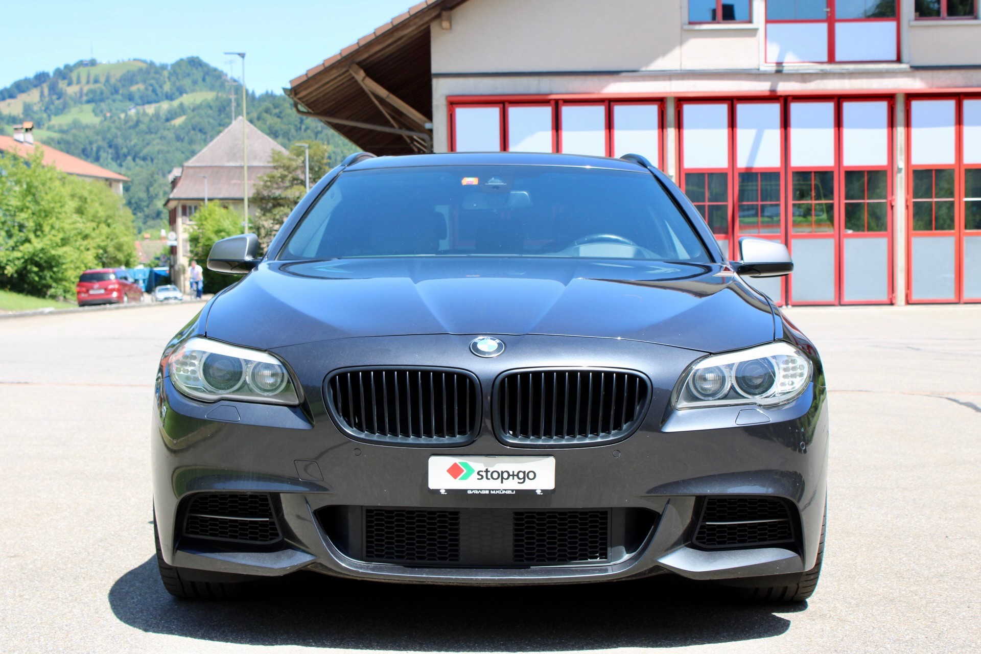 BMW M550d xDrive Touring Steptronic-showroom-element-1
