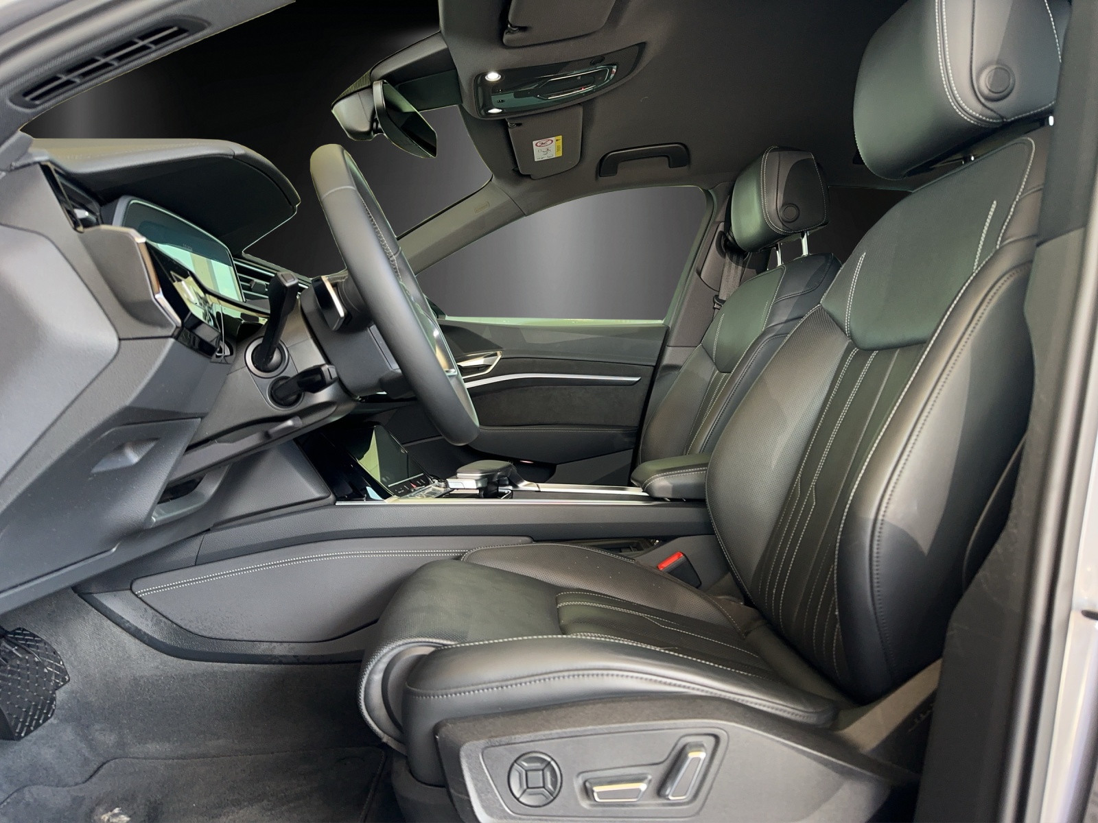 AUDI e-tron 55 Advanced quattro-image-10