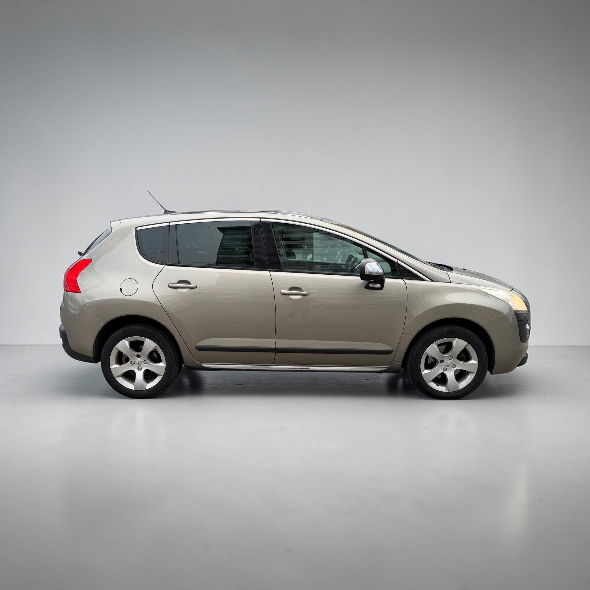 PEUGEOT 3008 1.6 16V T Platinum Tiptronic-image-3