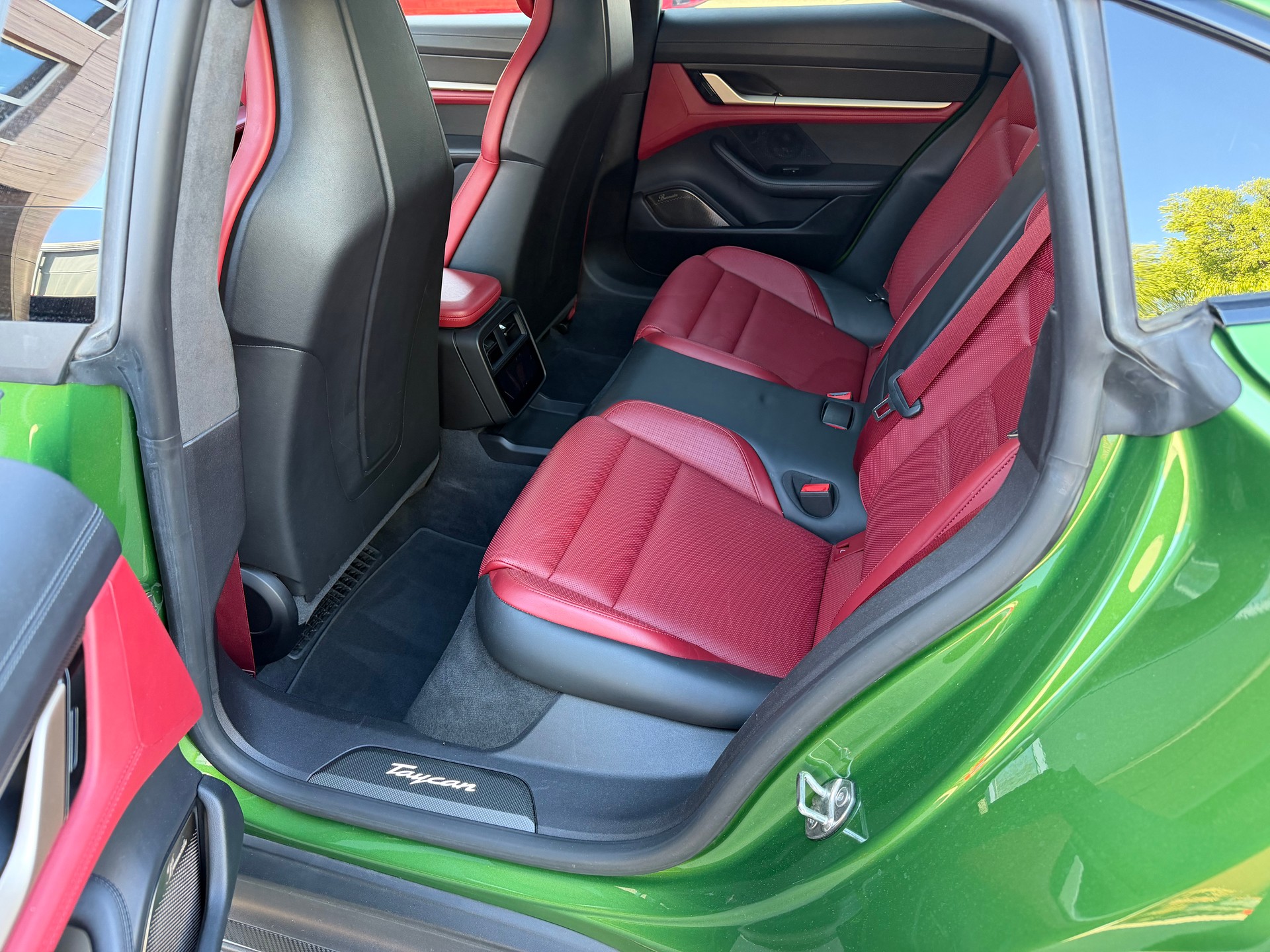 PORSCHE Taycan Turbo S - Mamba grün --image-8