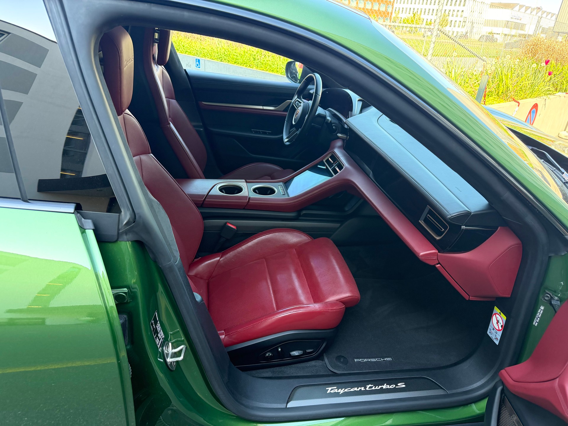 PORSCHE Taycan Turbo S - Mamba grün --image-10