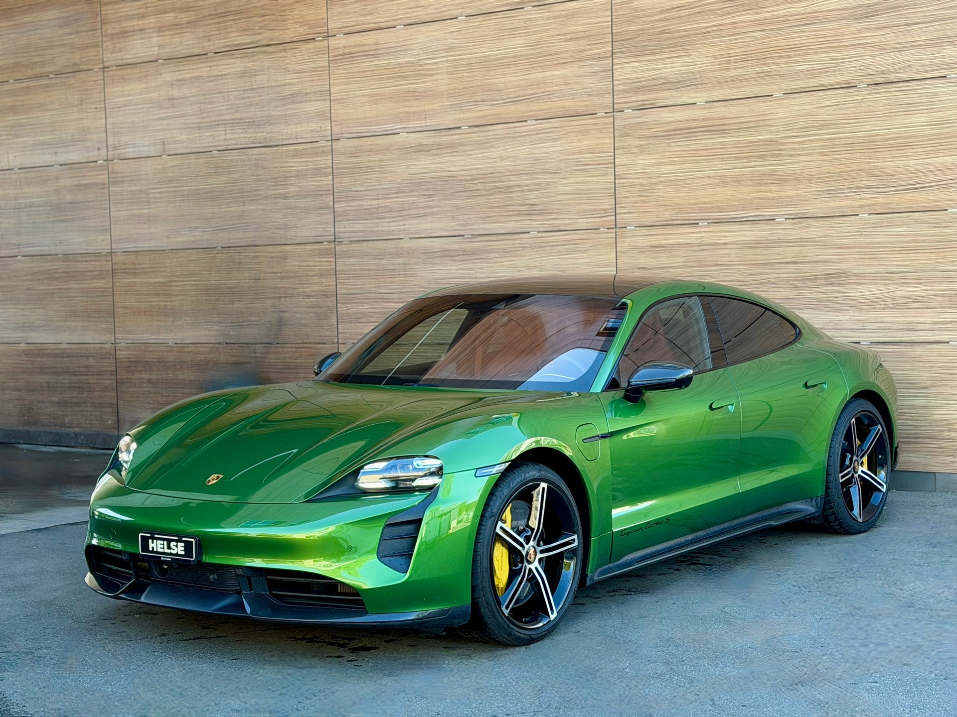 PORSCHE Taycan Turbo S - Mamba grün -