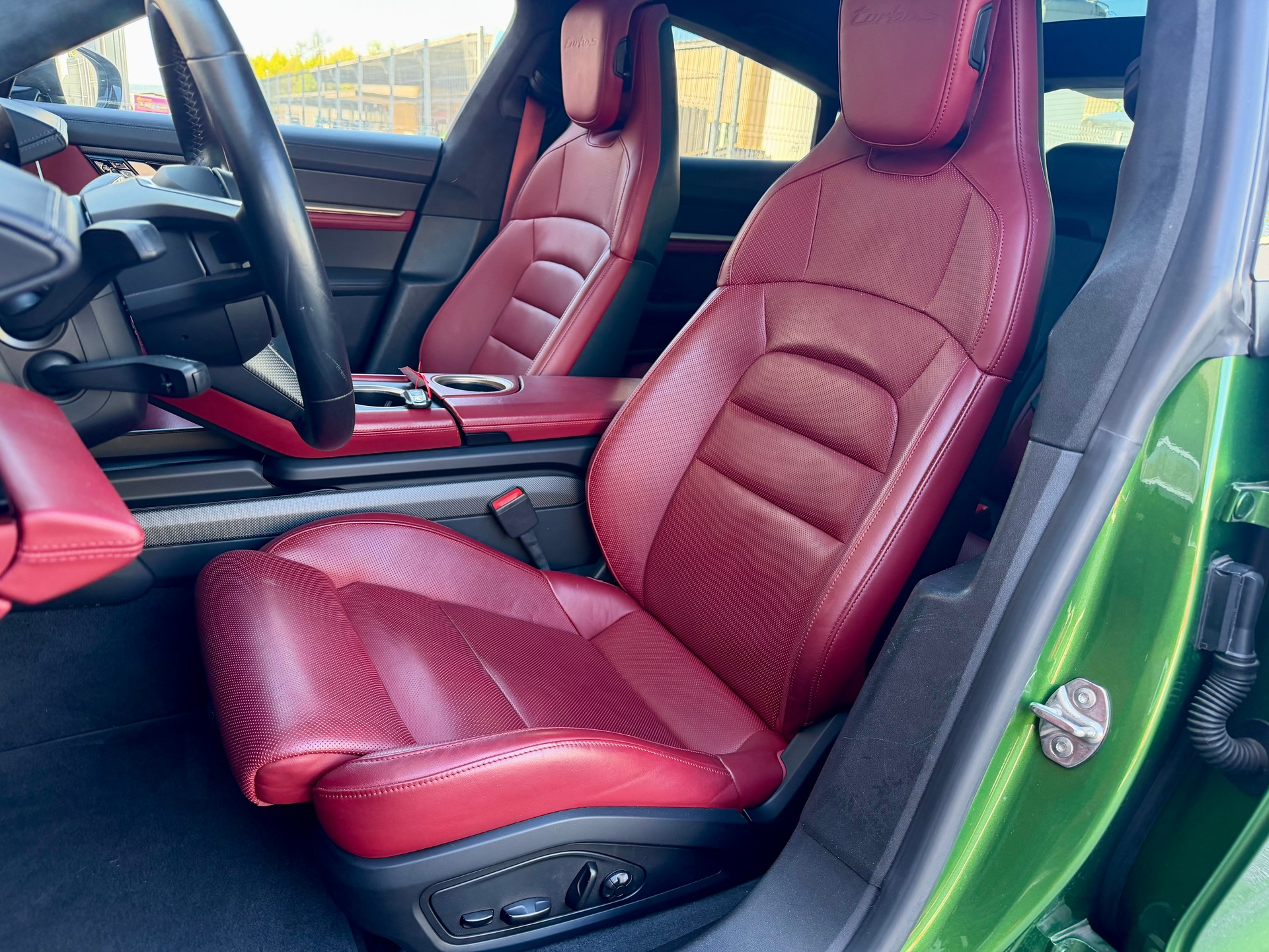 PORSCHE Taycan Turbo S - Mamba grün --image-7