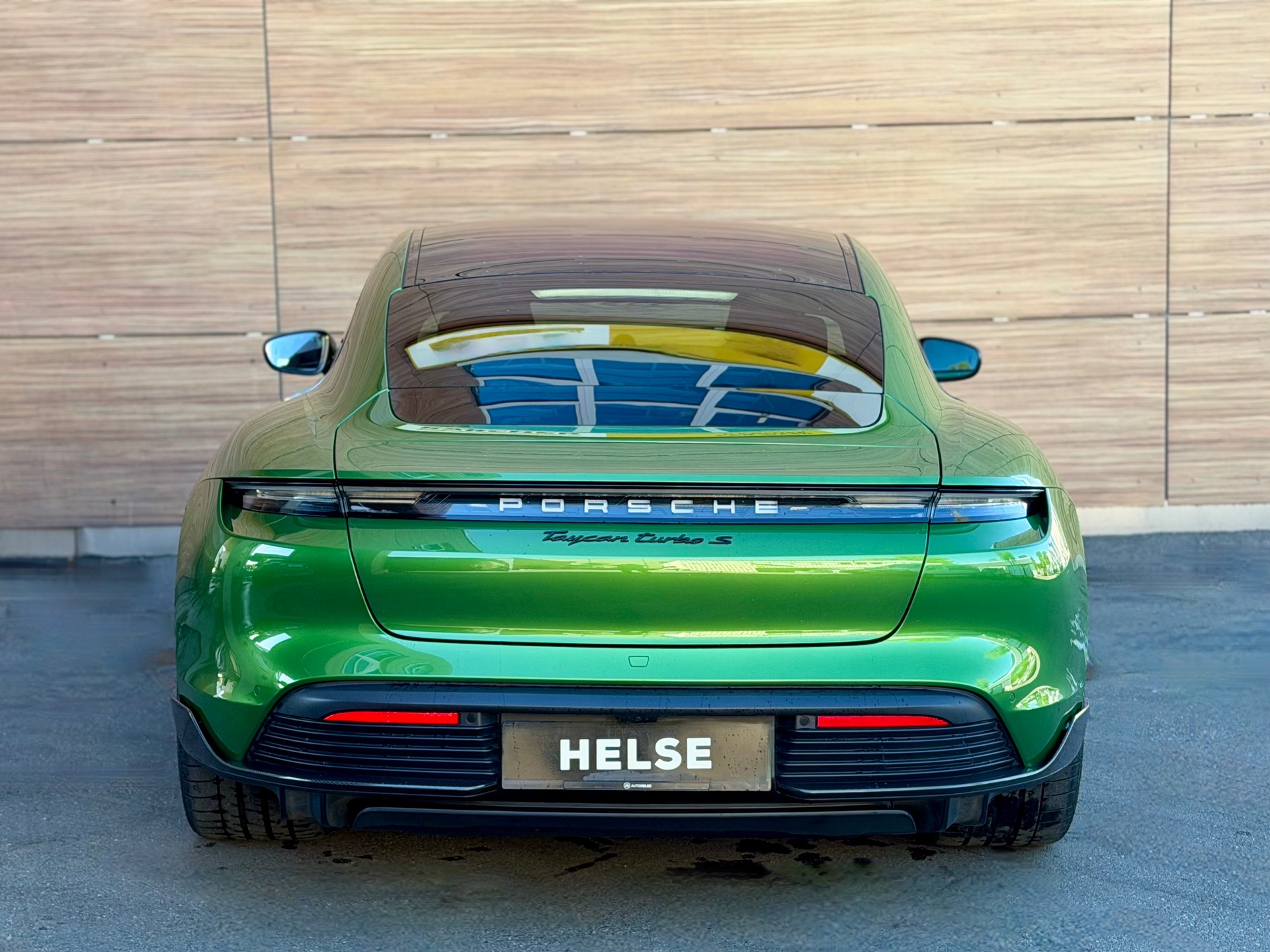 PORSCHE Taycan Turbo S - Mamba grün --image-3