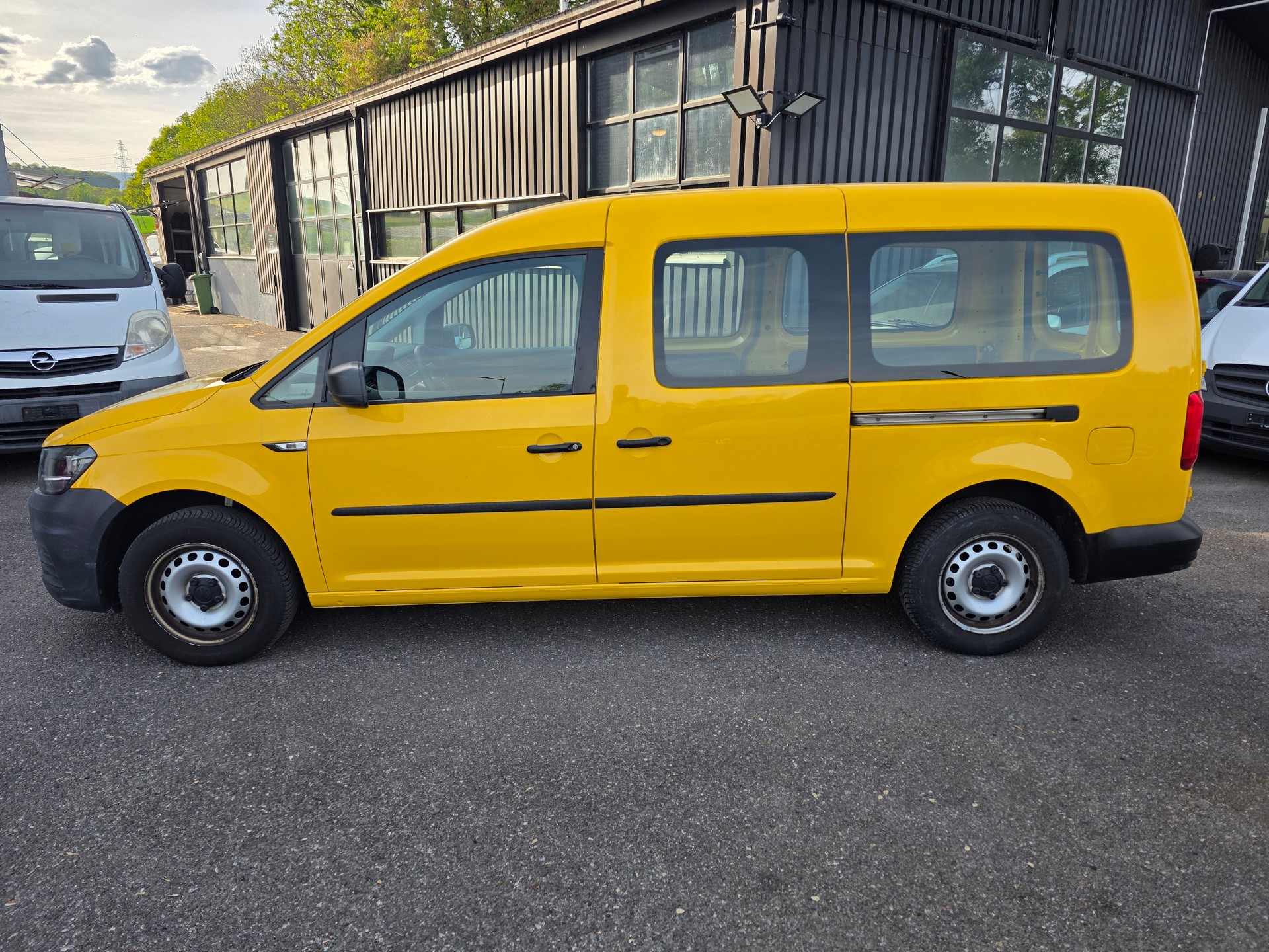 VW Caddy Maxi 1.0TSI BlueMotion Technology-image-9