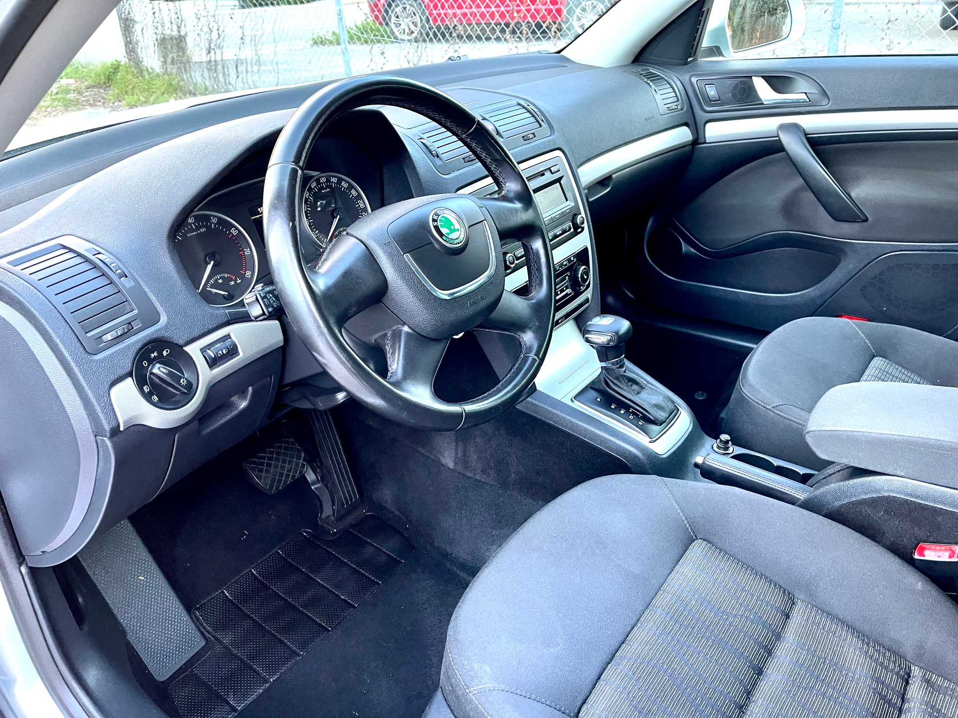 SKODA Octavia Combi 1.4 TSI Ambiente DSG-image-10