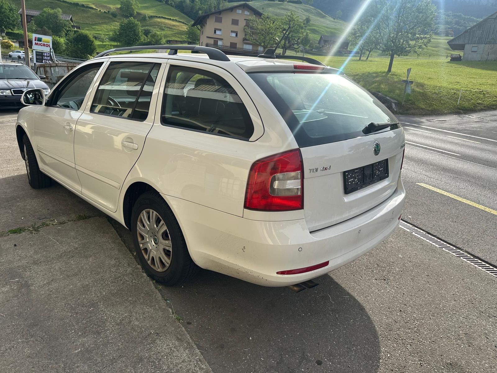 SKODA Octavia Combi 1.6 TDI Twenty20 4x4-image-2