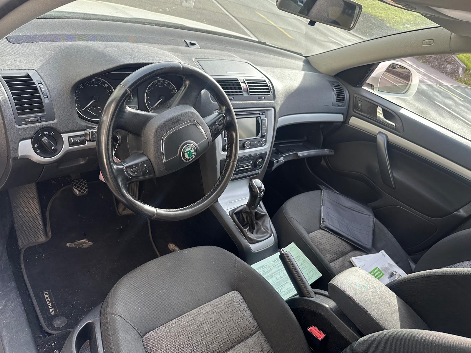 SKODA Octavia Combi 1.6 TDI Twenty20 4x4-image-4