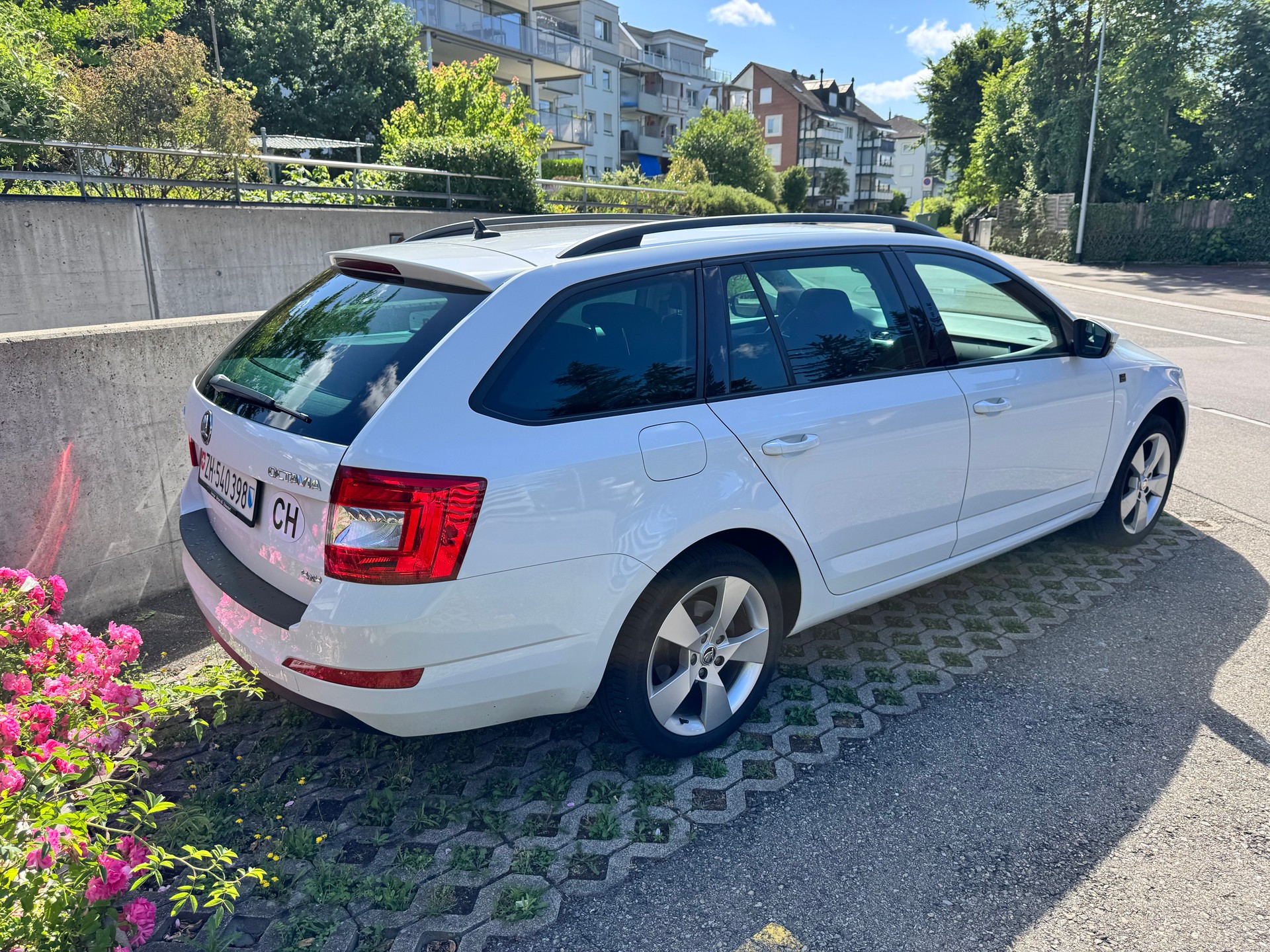 SKODA 1.8 TSI Swiss Joy 4x4 DSG-image-2