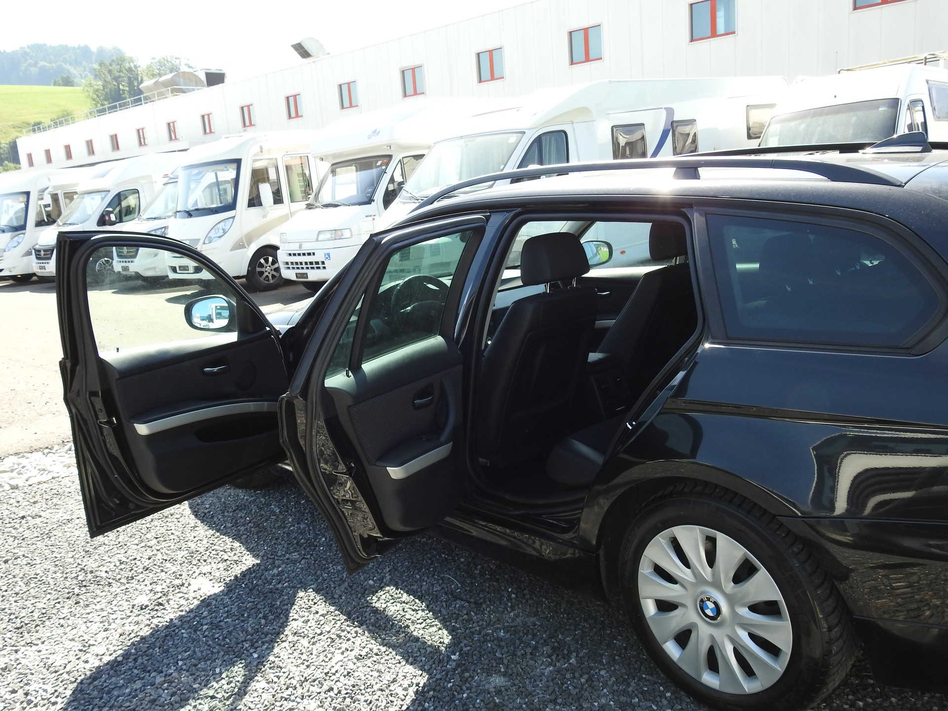 BMW 320i Touring-image-14