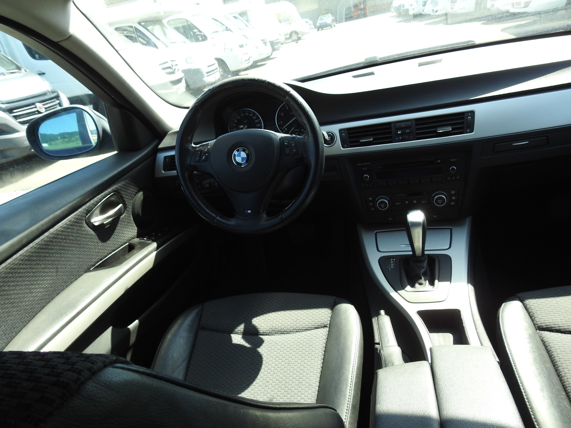 BMW 320i Touring-image-18