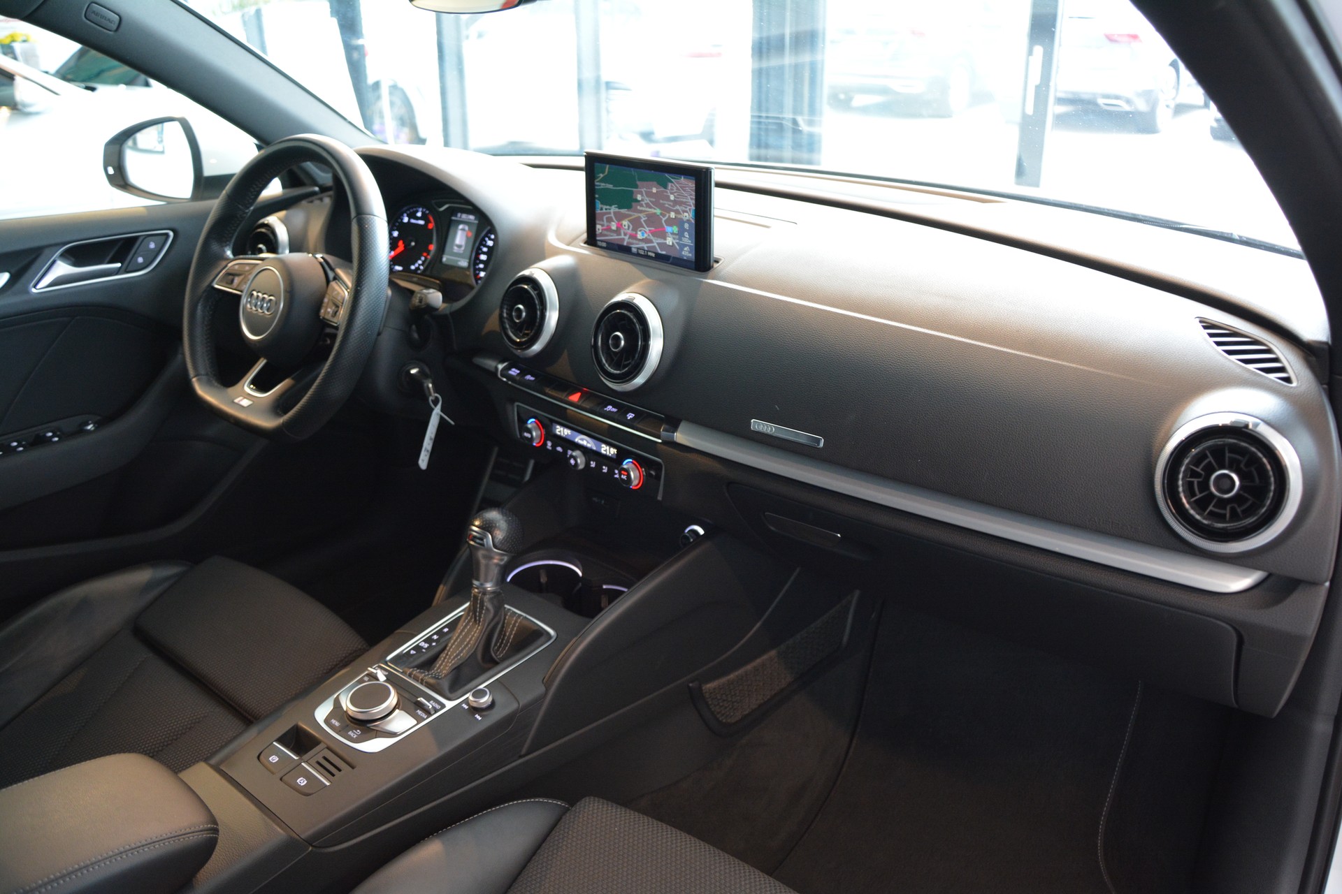AUDI A3 Sportback 2.0 TDI Sport S-tronic S-Line-image-12