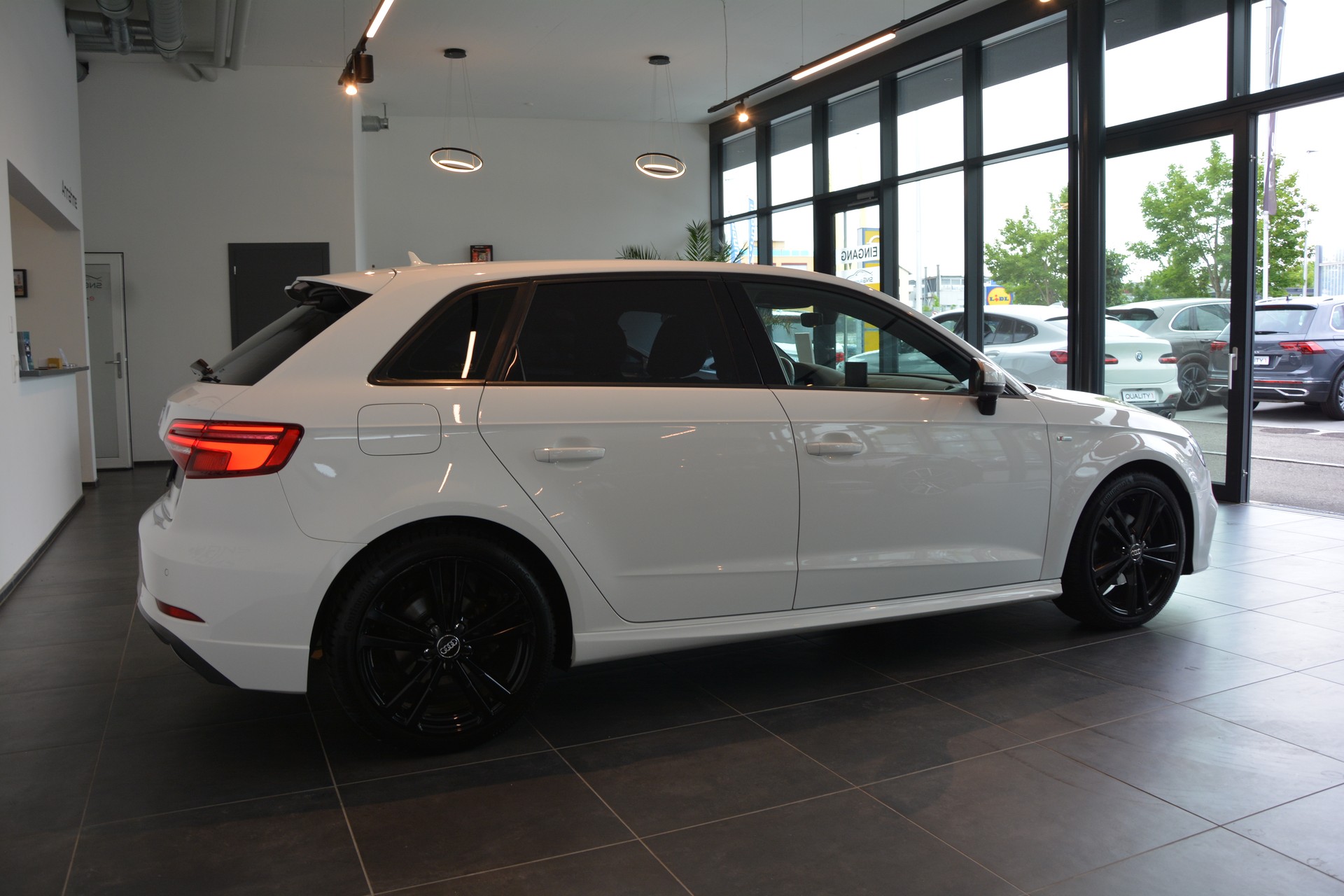 AUDI A3 Sportback 2.0 TDI Sport S-tronic S-Line-image-6