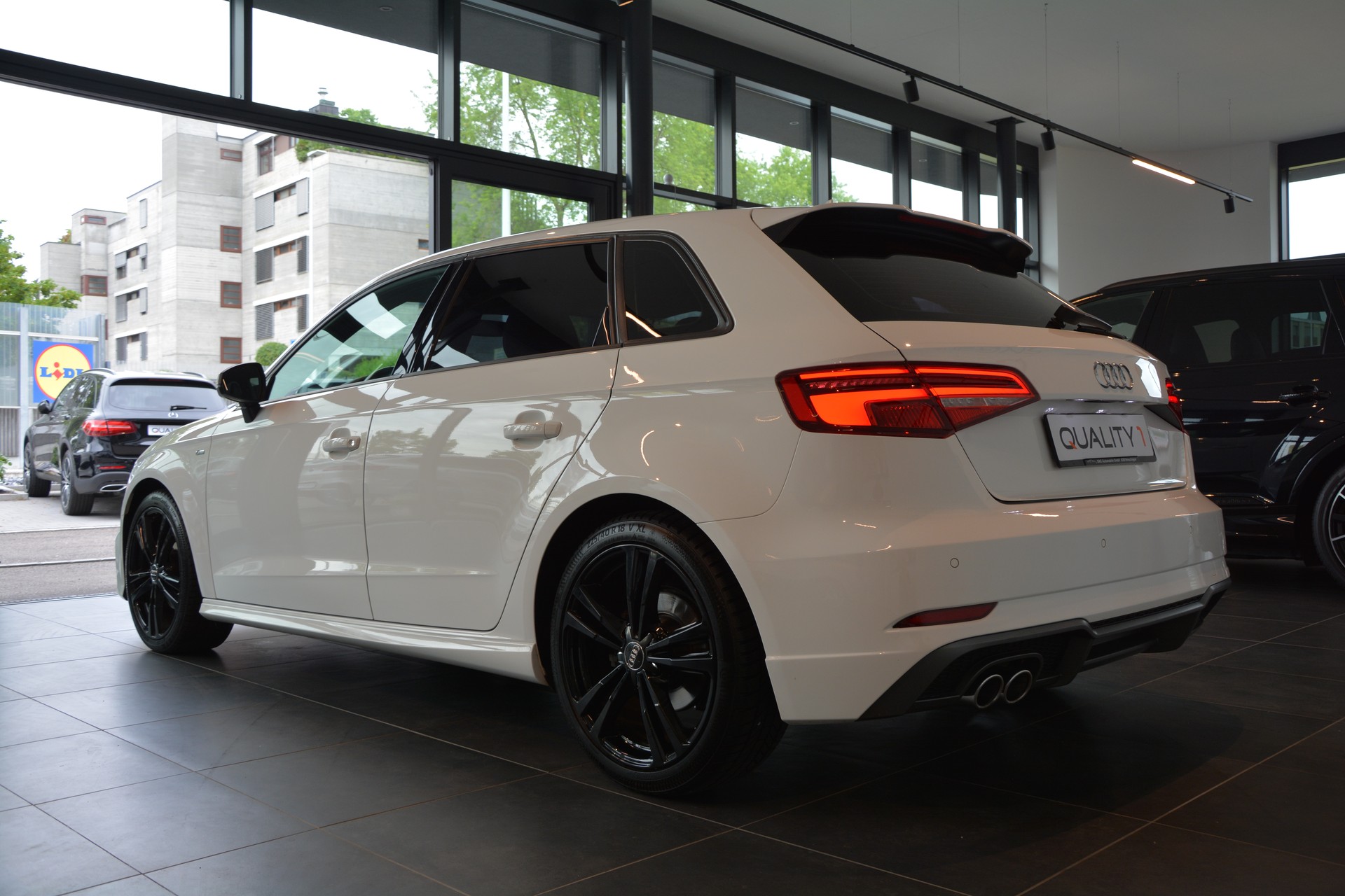 AUDI A3 Sportback 2.0 TDI Sport S-tronic S-Line-image-3