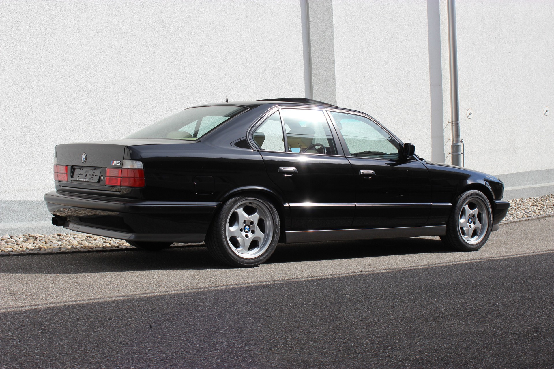 BMW M5-image-0