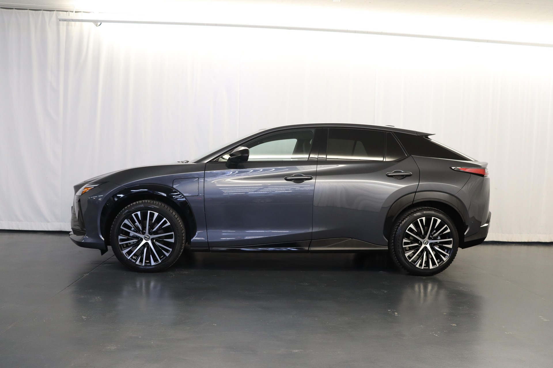 LEXUS RZ 450e Excellence-image-3