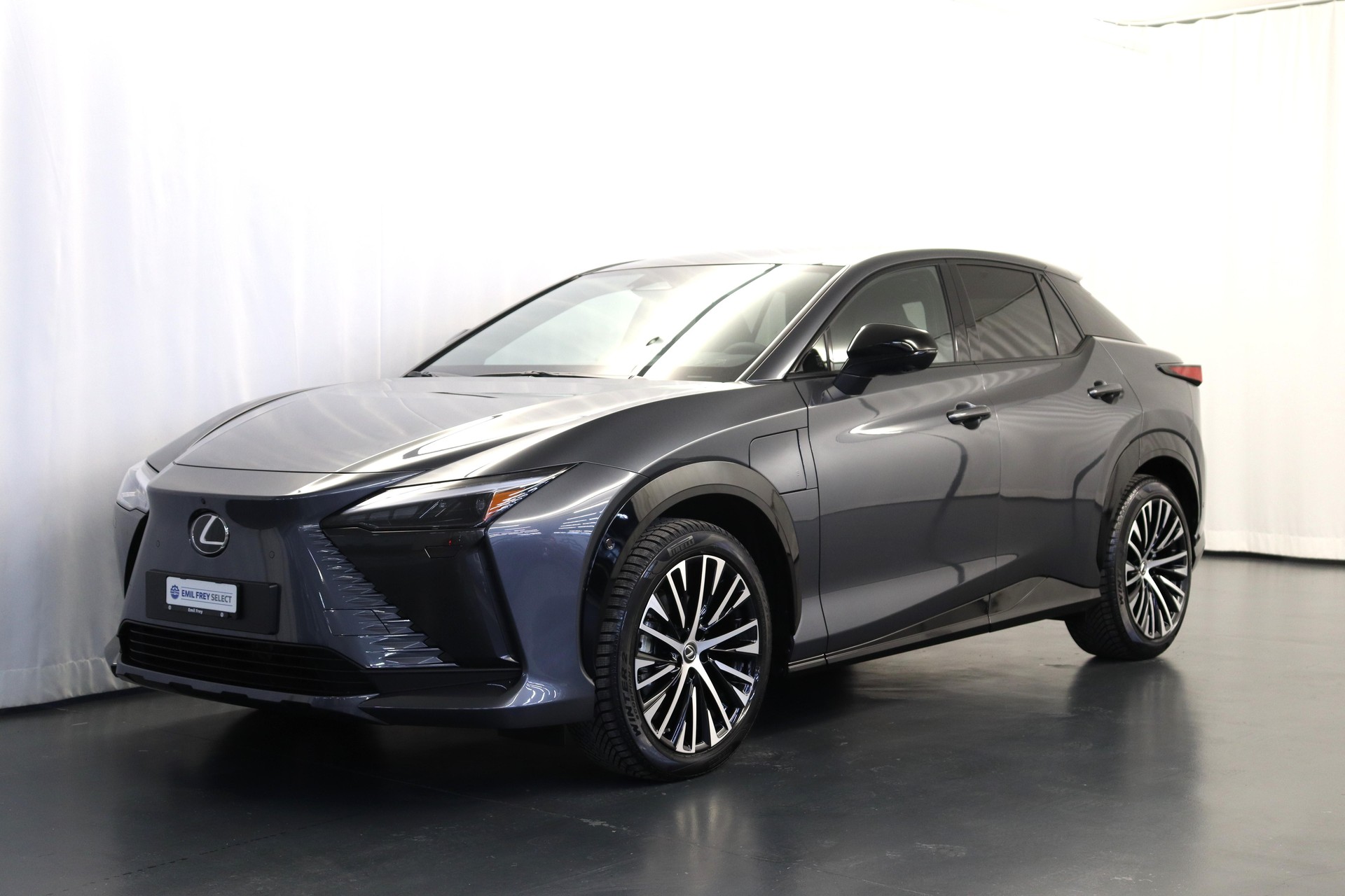 LEXUS RZ 450e Excellence-showroom-element-1